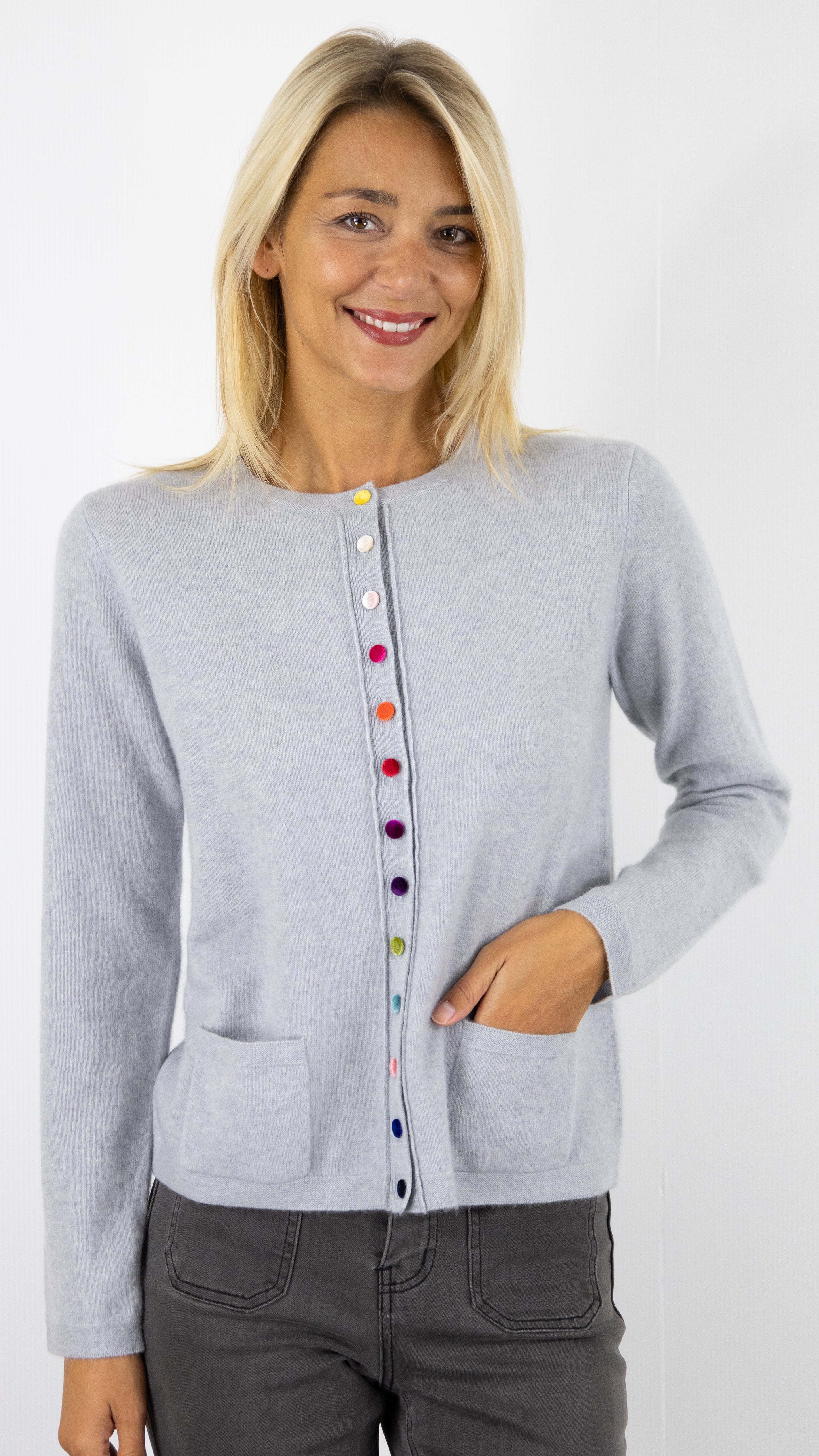 CARDIGAN EN CACHEMIRE AVEC BOUTONS EN VELOURS MULTICOLORES ESTHEME WES24A40H#COLOR_1236/FOG GRIS CLAIR