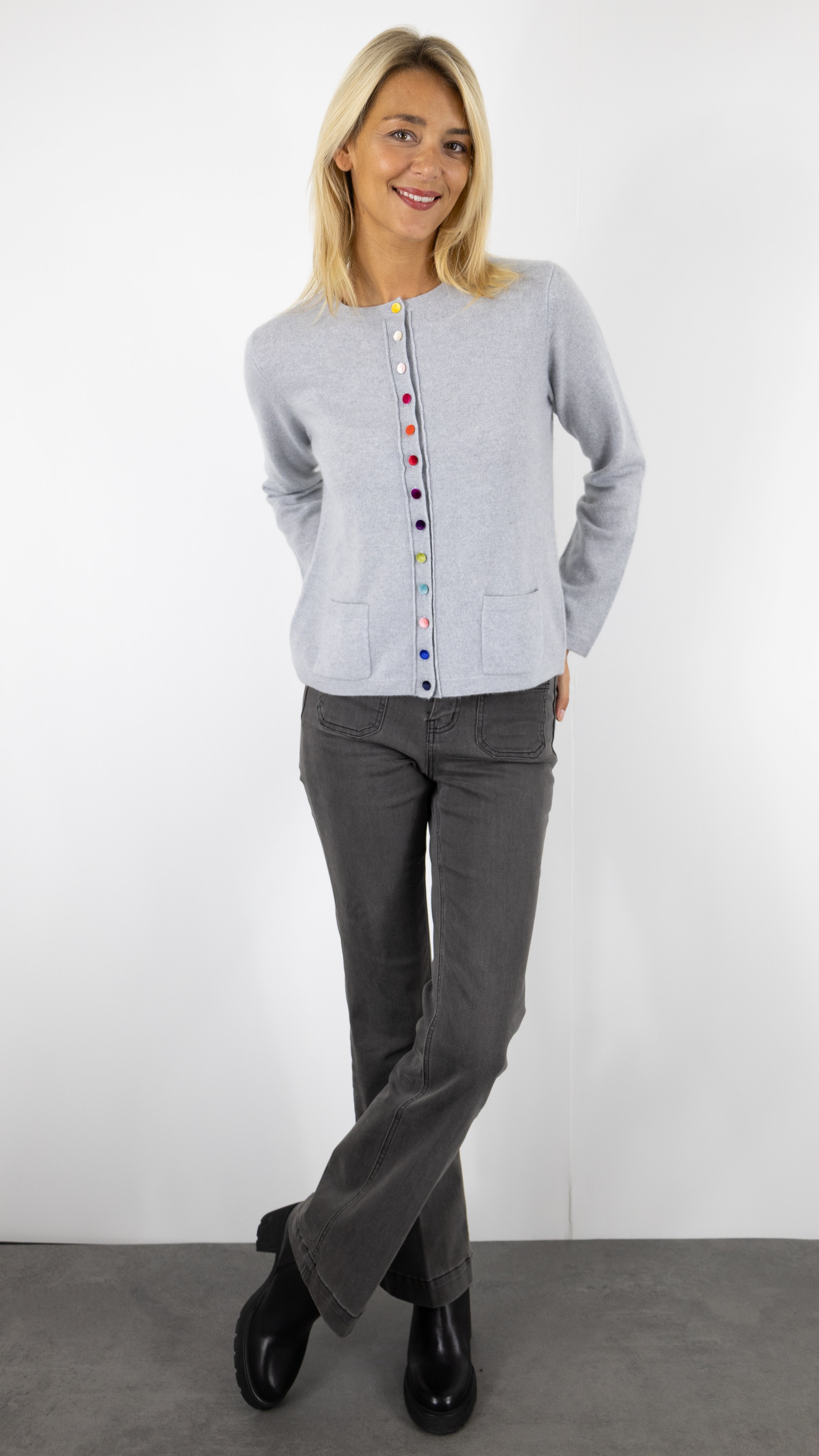 CARDIGAN EN CACHEMIRE AVEC BOUTONS EN VELOURS MULTICOLORES ESTHEME WES24A40H#COLOR_1236/FOG GRIS CLAIR