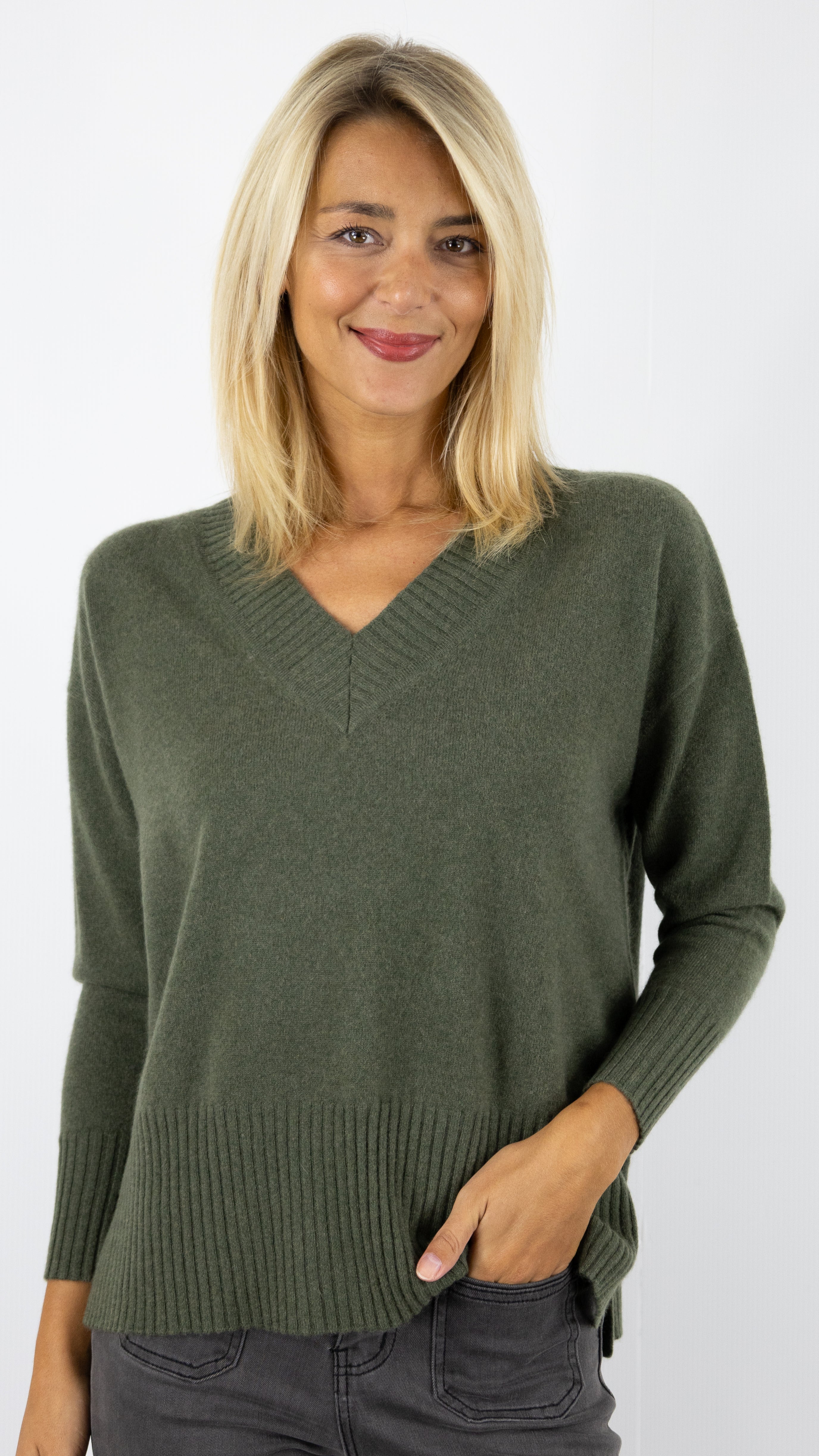 PULL V EN CACHEMIRE LARGE BORD COTE ESTHEME CKH715C#COLOR_2109/VEGETAL