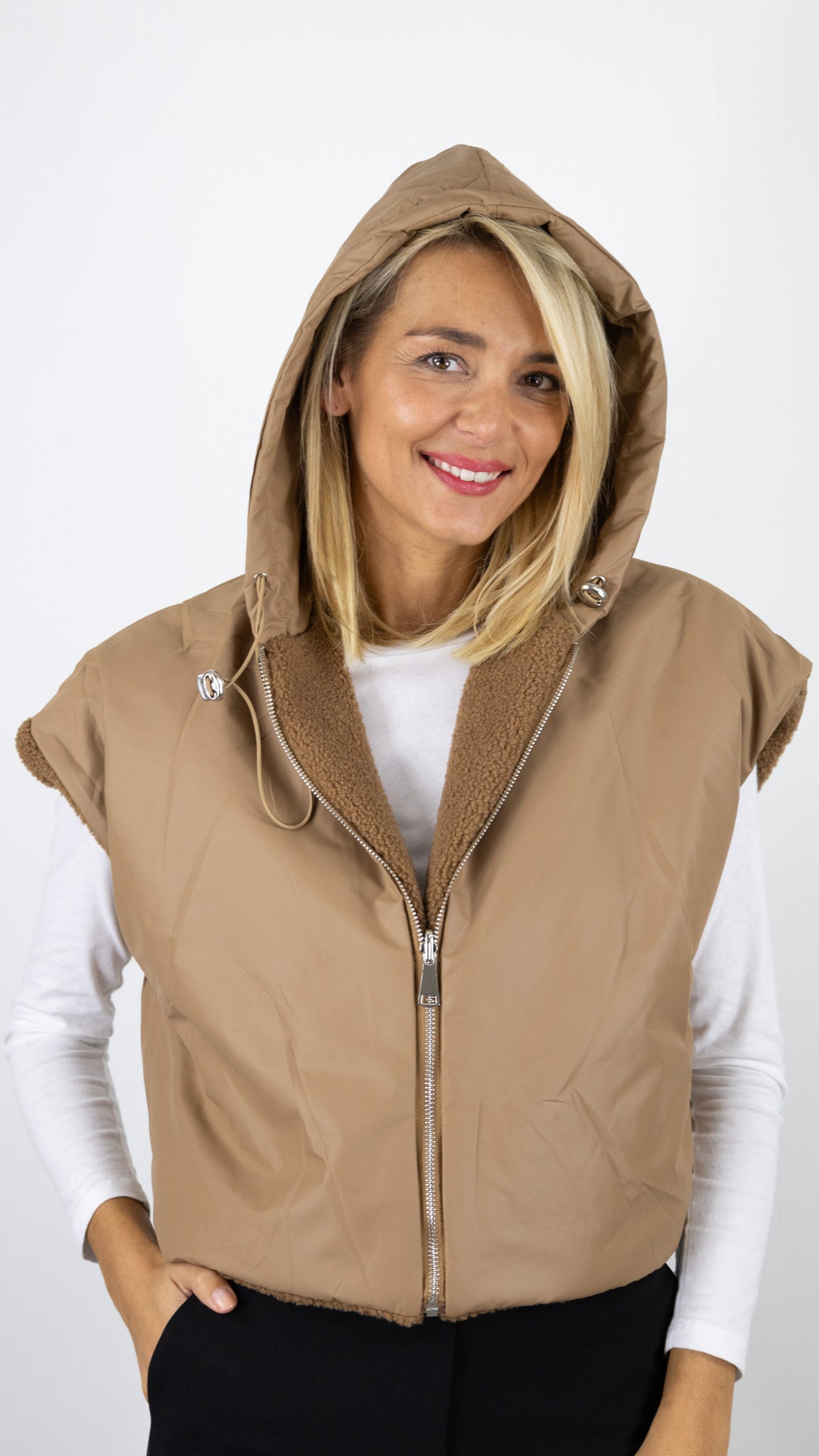 GILET COURT SANS MANCHES A CAPUCHE REVERSIBLE VIMODA 40915#COLOR_CAMEL