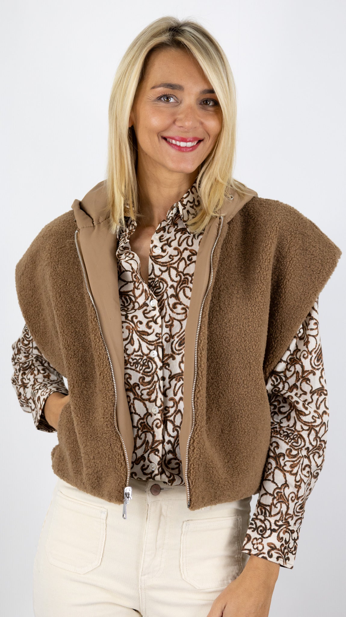 GILET COURT SANS MANCHES A CAPUCHE REVERSIBLE VIMODA 40915#COLOR_CAMEL