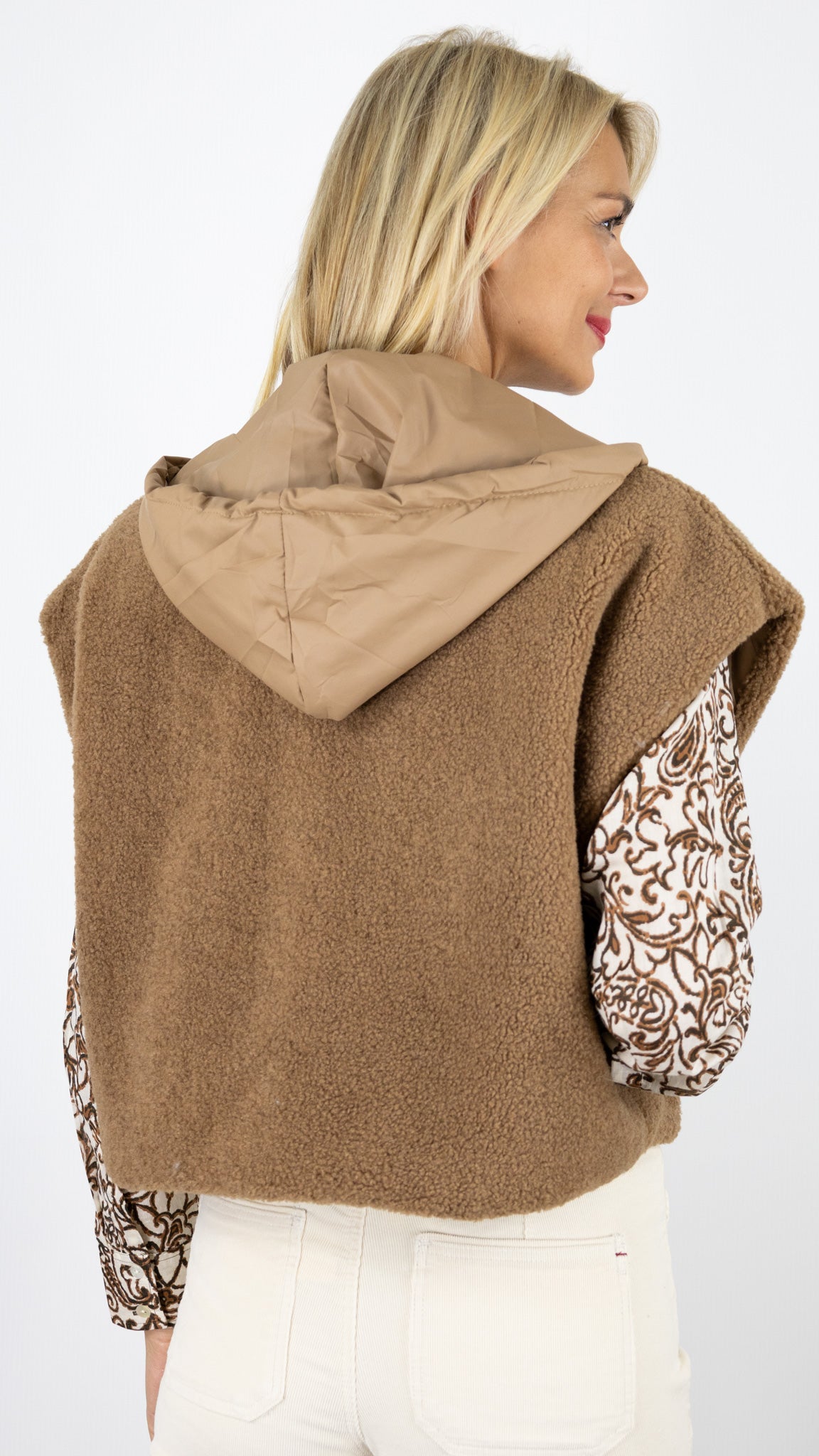 GILET COURT SANS MANCHES A CAPUCHE REVERSIBLE VIMODA 40915#COLOR_CAMEL