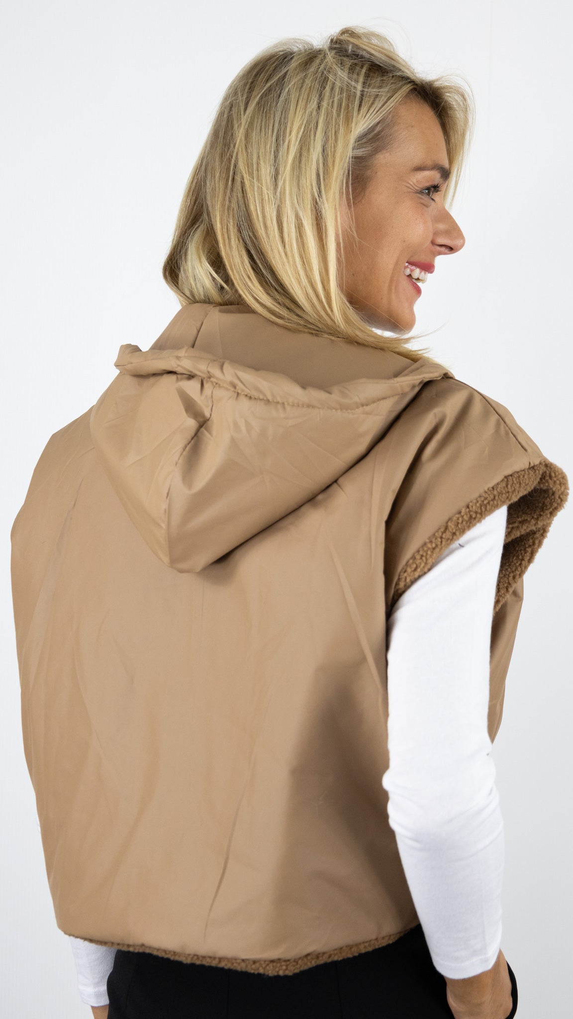 GILET COURT SANS MANCHES A CAPUCHE REVERSIBLE VIMODA 40915#COLOR_CAMEL