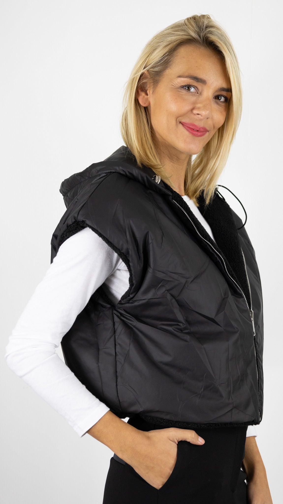 GILET COURT SANS MANCHES A CAPUCHE REVERSIBLE VIMODA 40915#COLOR_NOIR