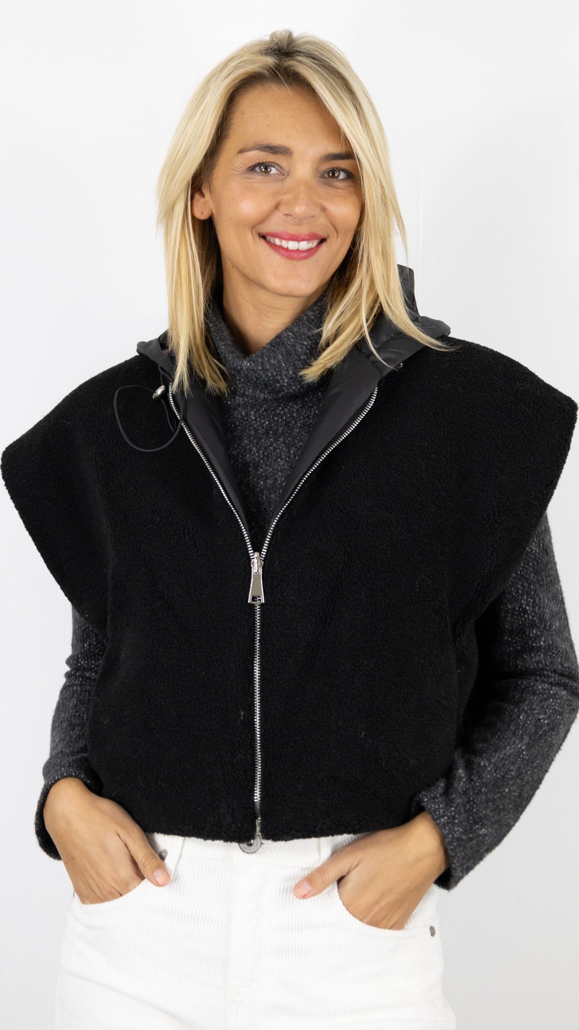 GILET COURT SANS MANCHES A CAPUCHE REVERSIBLE VIMODA 40915#COLOR_NOIR