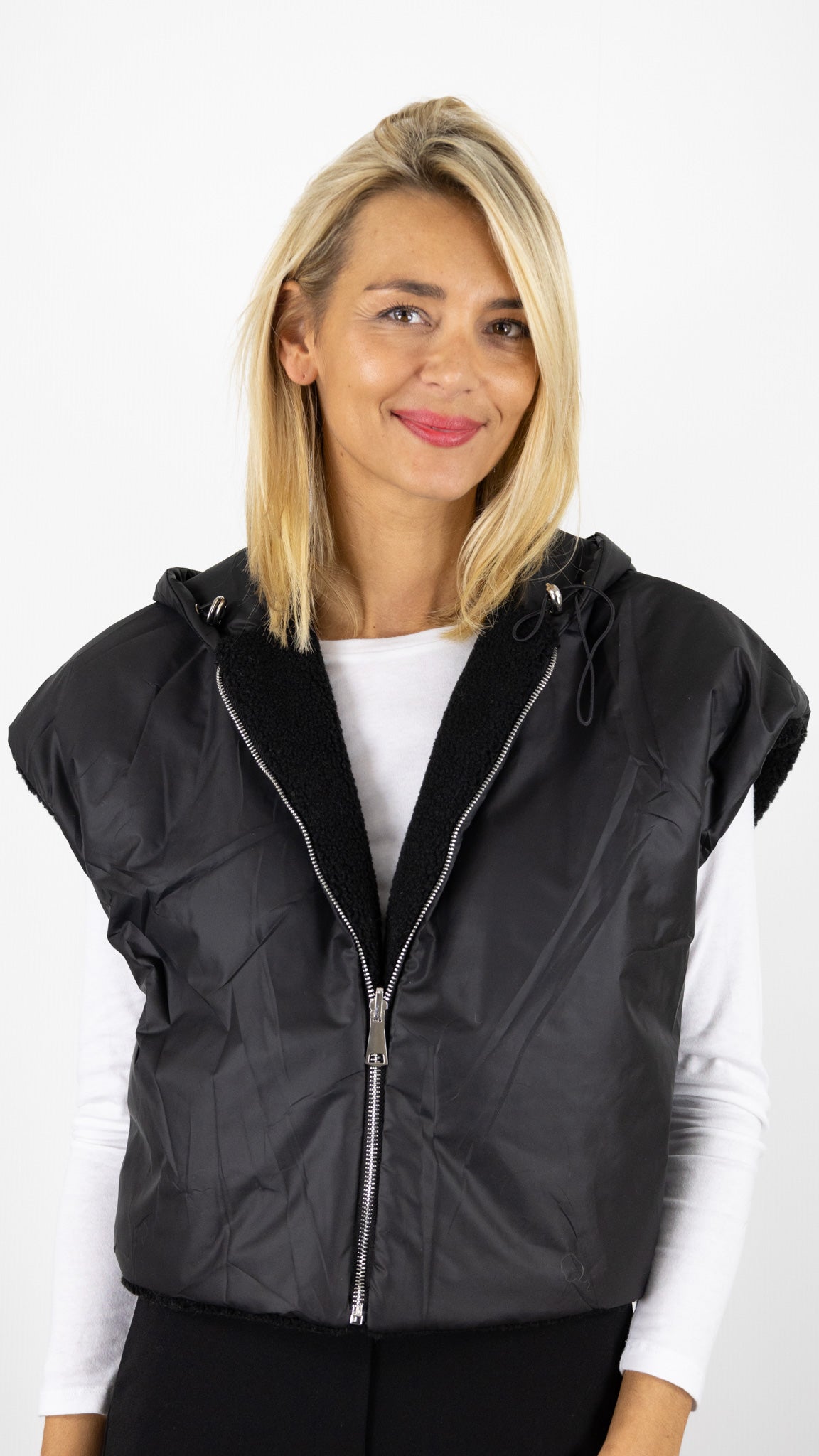 GILET COURT SANS MANCHES A CAPUCHE REVERSIBLE VIMODA 40915#COLOR_NOIR