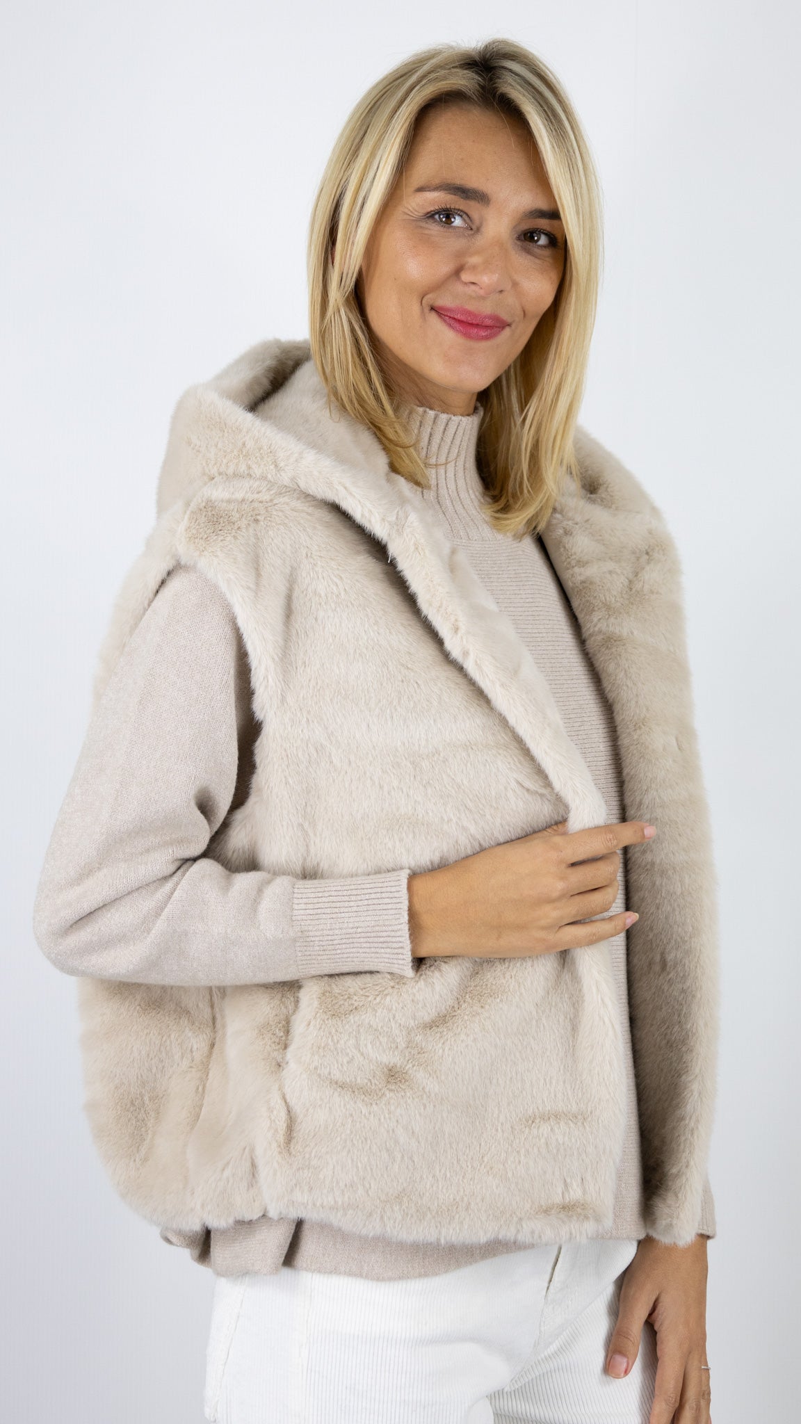 VESTE SANS MANCHES A CAPUCHE EN FAUSSE FOURRURE VIMODA 40927#COLOR_BEIGE