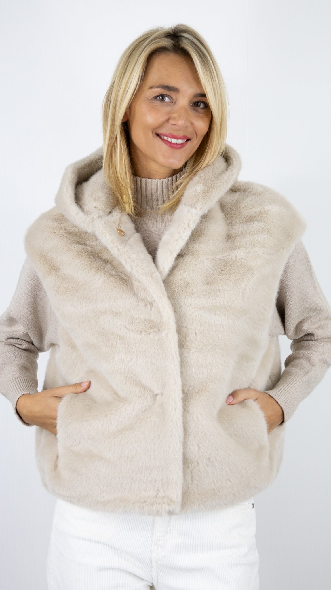 VESTE SANS MANCHES A CAPUCHE EN FAUSSE FOURRURE VIMODA 40927#COLOR_BEIGE