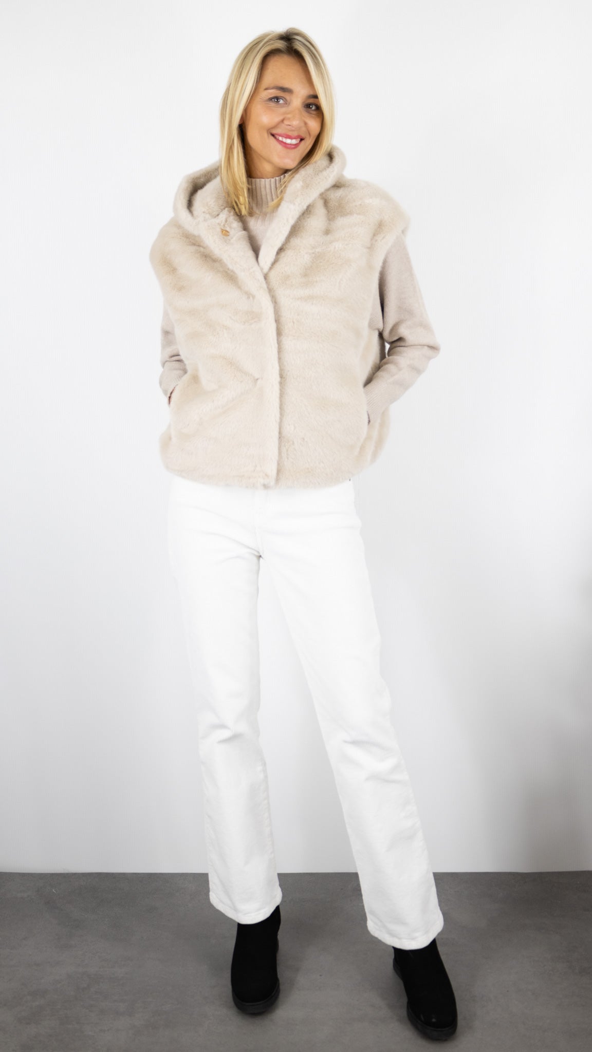 VESTE SANS MANCHES A CAPUCHE EN FAUSSE FOURRURE VIMODA 40927#COLOR_BEIGE