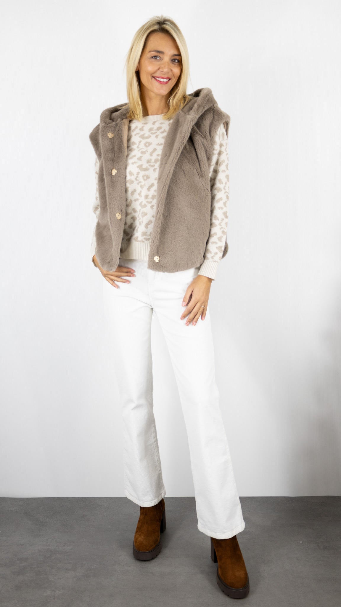 VESTE SANS MANCHES A CAPUCHE EN FAUSSE FOURRURE VIMODA 40927#COLOR_TAUPE