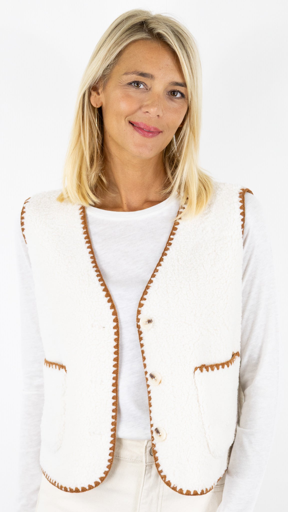 GILET SANS MANCHES MOUTON IT HIPPIE 01879/939#COLOR_ECRU/CAMEL