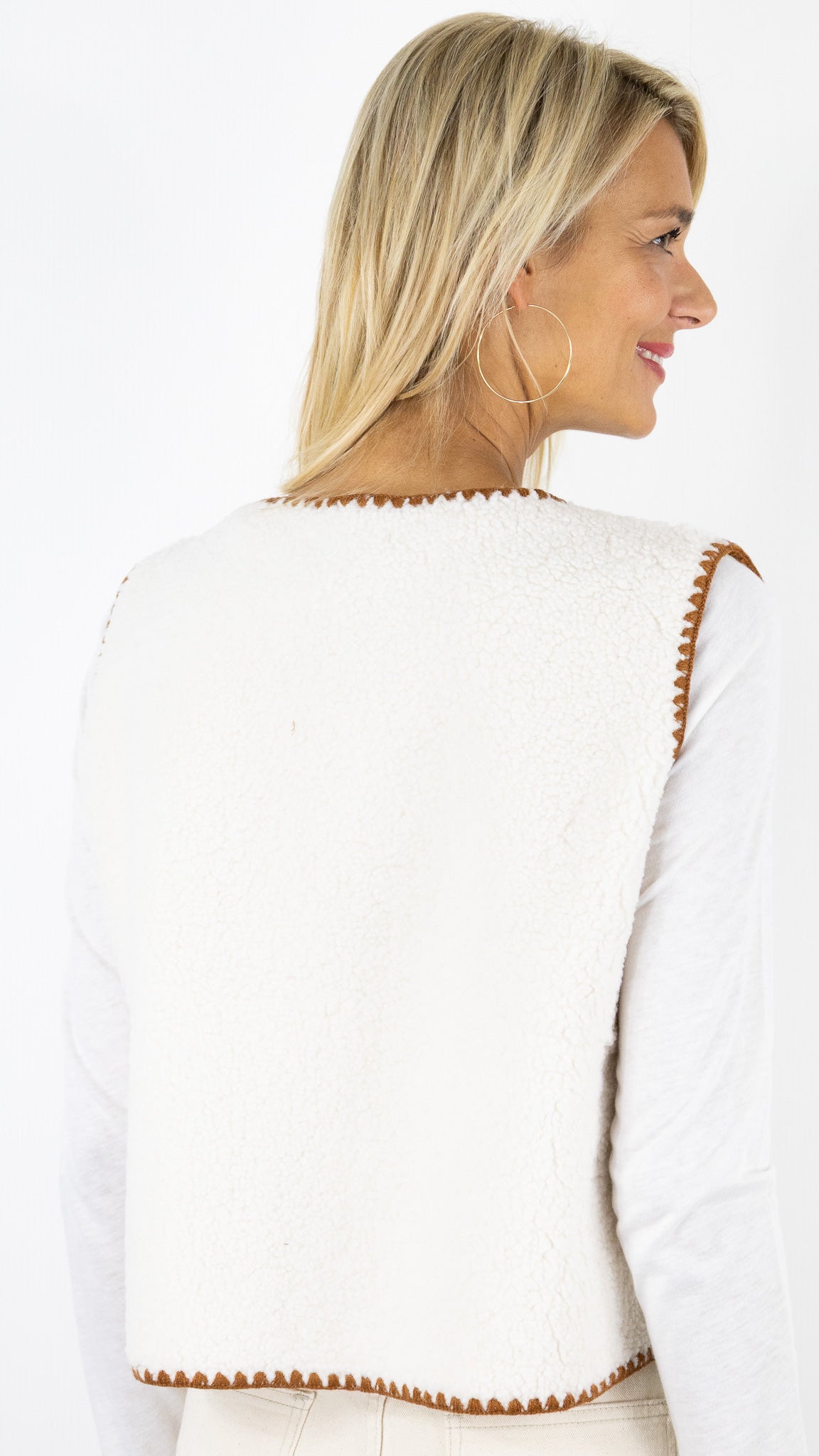 GILET SANS MANCHES MOUTON IT HIPPIE 01879/939#COLOR_ECRU/CAMEL