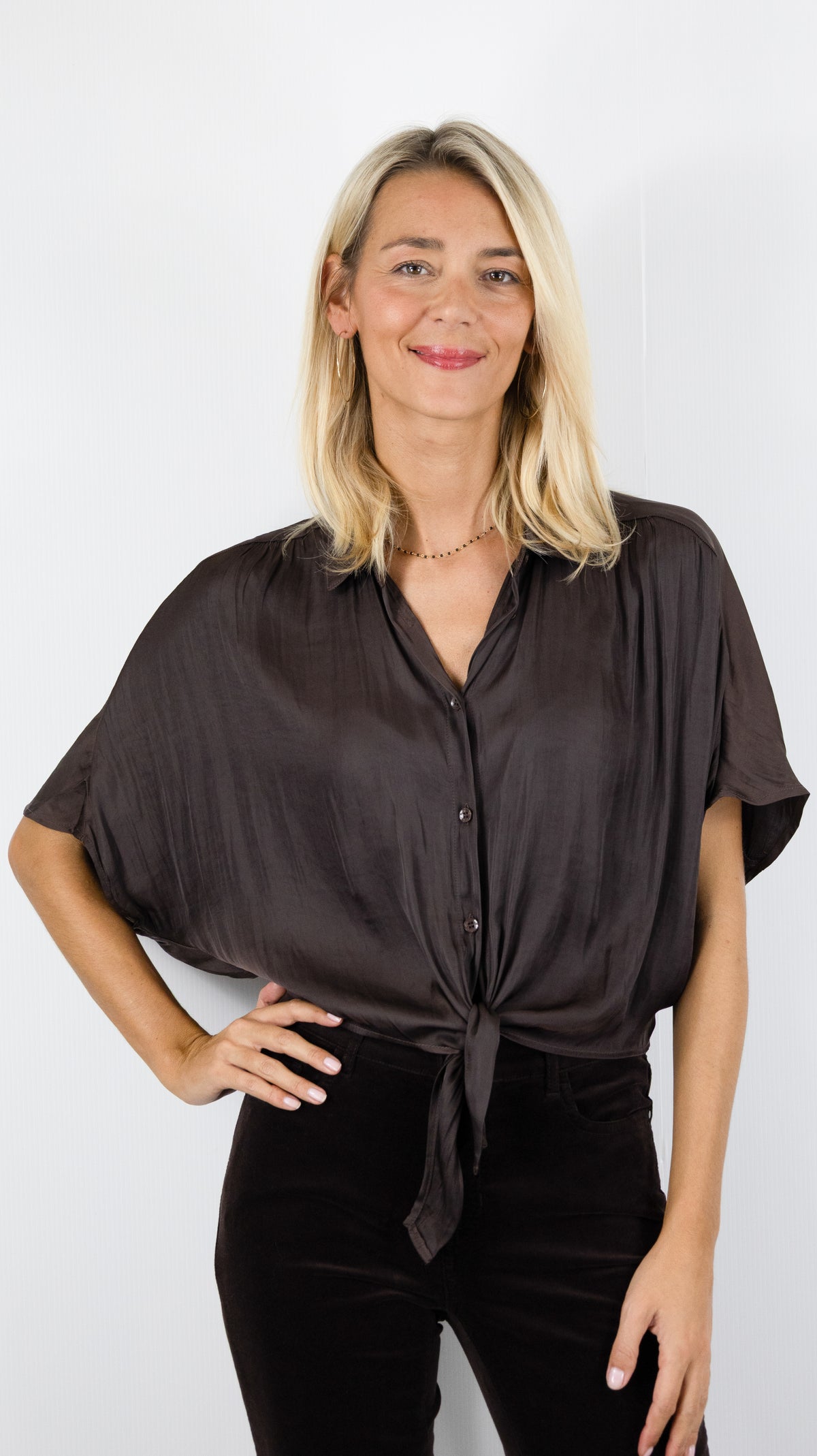 BLOUSE NOUEE AMPLE SATINEE CHOKLATE CK086051COLOR_CHOCO
