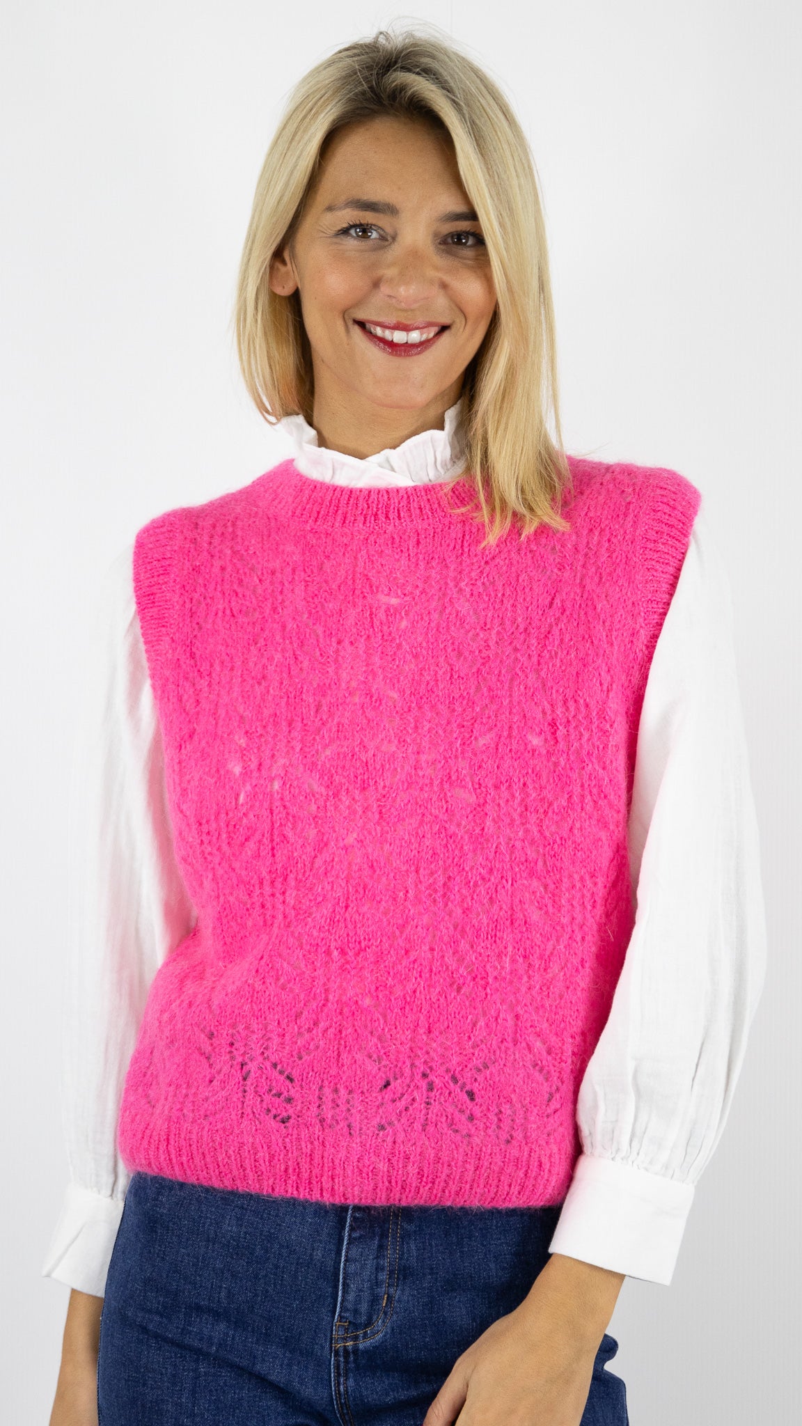 PULL COL ROND SANS MANCHES MAILLE AJOUREE BOUTONS AU DOS NAIS 11006#COLOR_FUSHIA