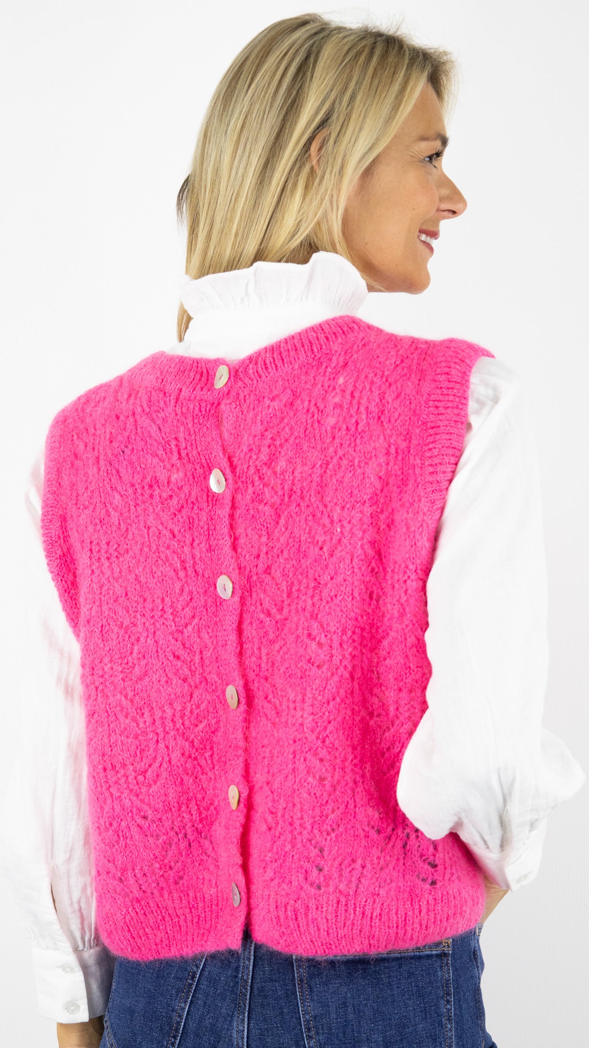 PULL COL ROND SANS MANCHES MAILLE AJOUREE BOUTONS AU DOS NAIS 11006#COLOR_FUSHIA