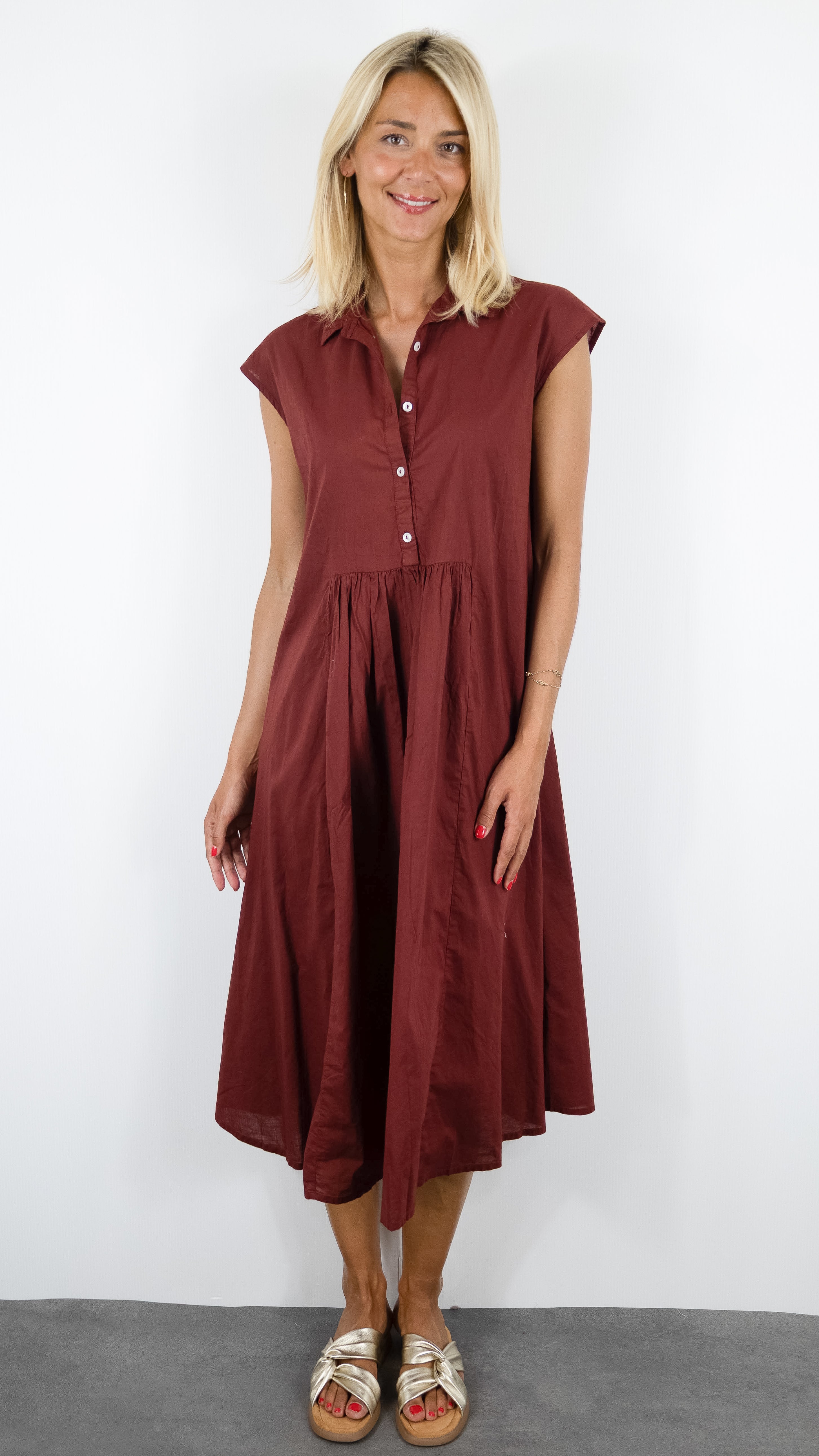ROBE SANS MANCHES COUPE CHEMISIER EN COTON COLORES 1501.00#COLOR_SYRAH/BRIQUE