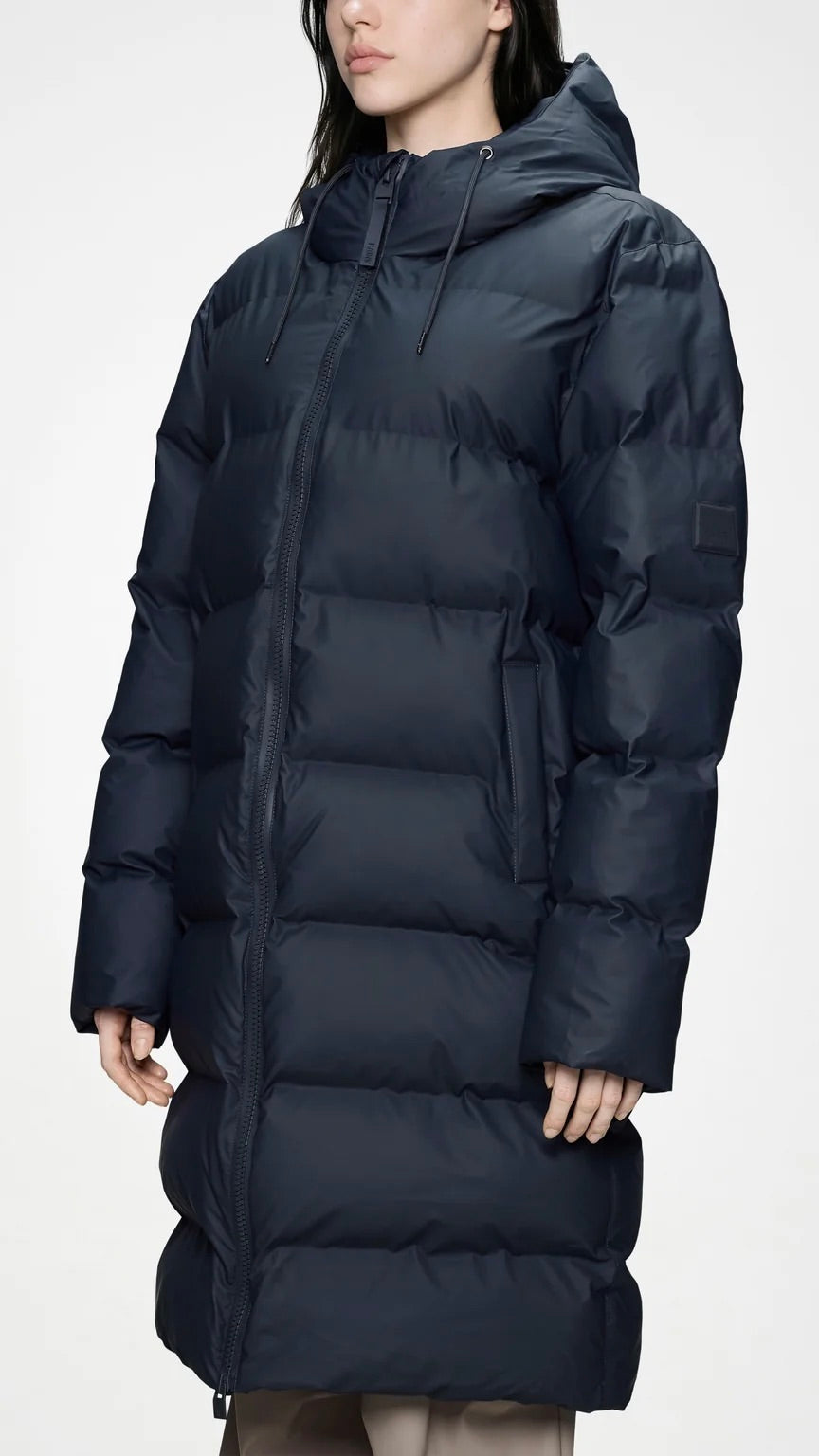 DOUDOUNE LONGUE A CAPUCHE POUR FEMME ALTA LONGER PUFFER RAINS 47 MARINE