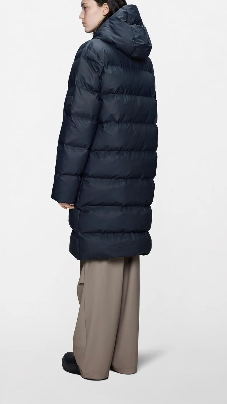DOUDOUNE LONGUE A CAPUCHE POUR FEMME ALTA LONGER PUFFER RAINS 47 MARINE