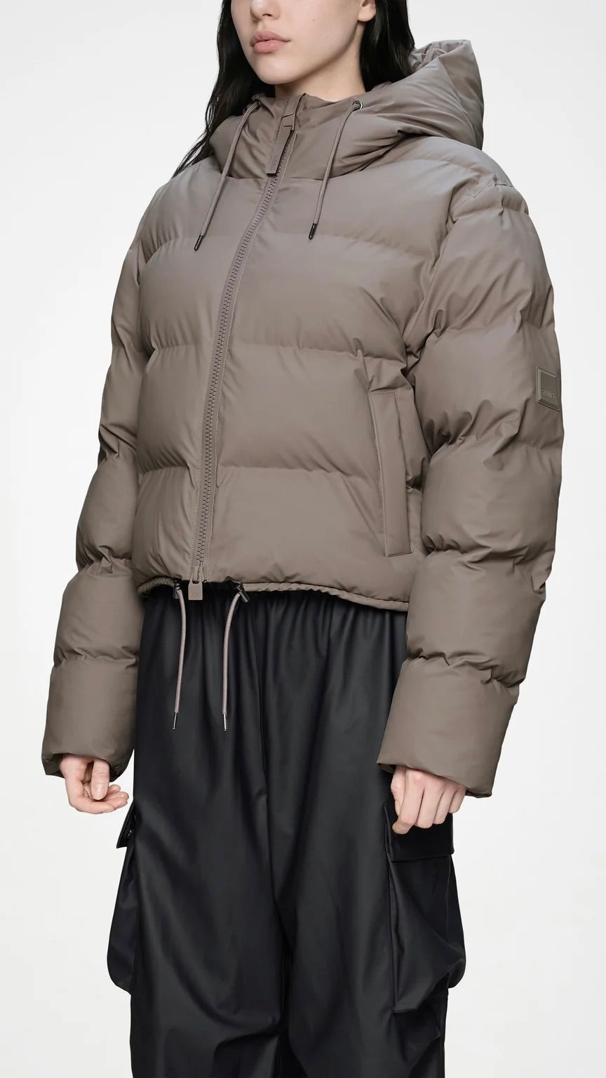 DOUDOUNE COURTE A CAPUCHE POUR FEMME RAINS 15150 ALTA SHORT PUFFER CINDER TAUPE