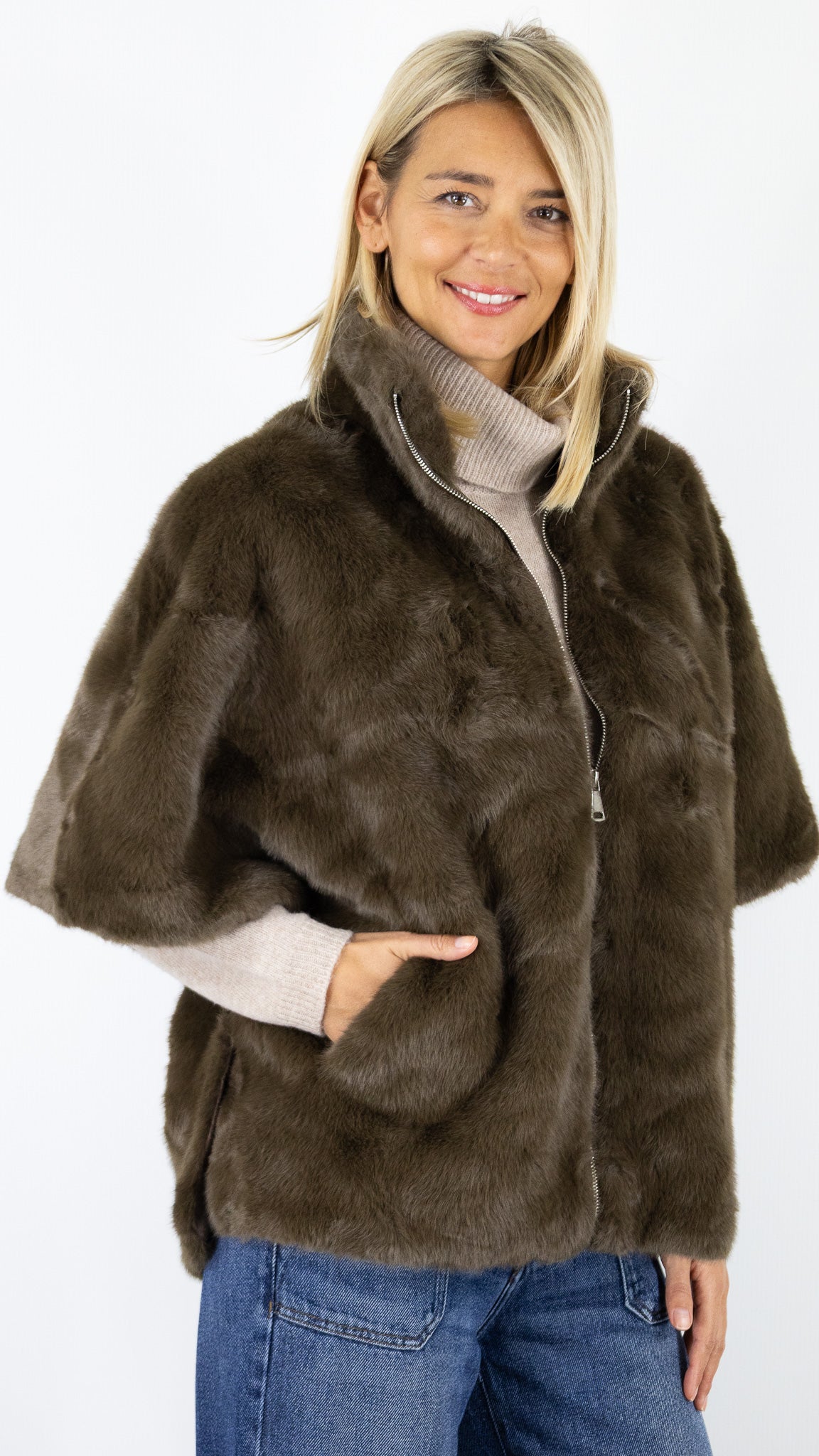 CAPE FAUSSE FOURRURE SANS MANCHES 15G418 SEASON CHOCO