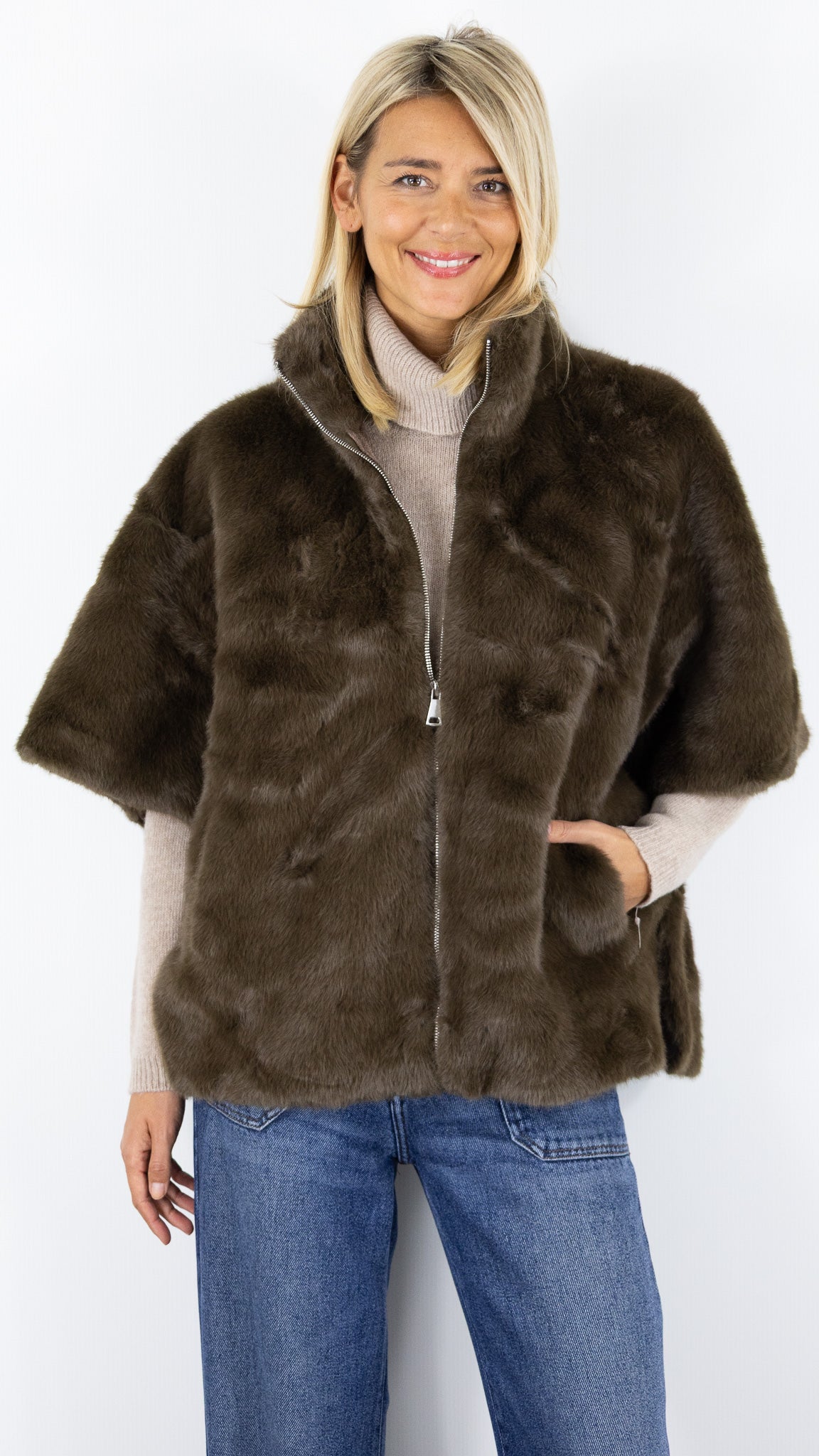 CAPE FAUSSE FOURRURE SANS MANCHES 15G418 SEASON CHOCO