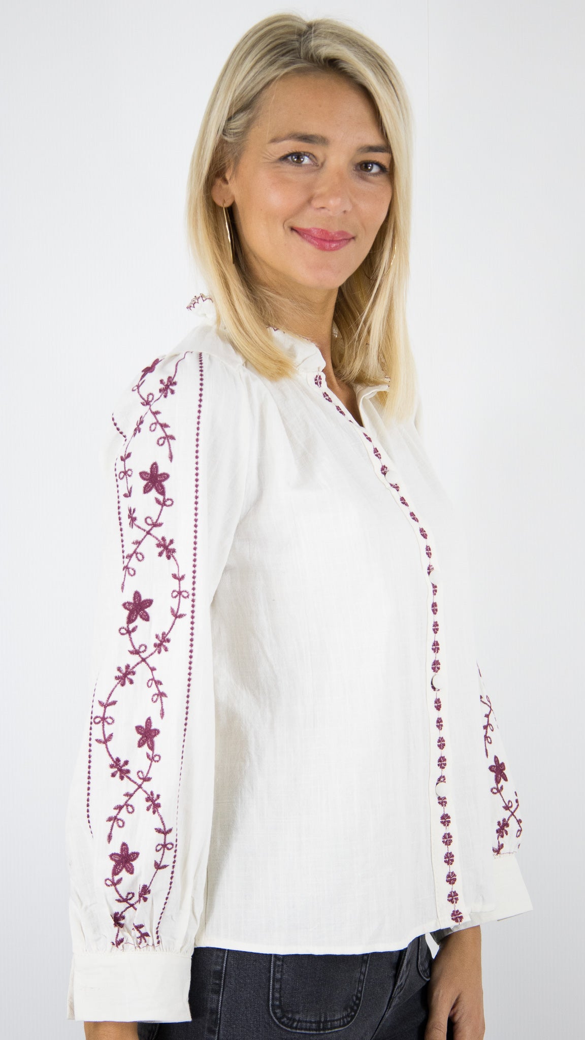 CHEMISE ECRU AVEC BRODERIES BORDEAUX EN COTON SEASON 15H044 