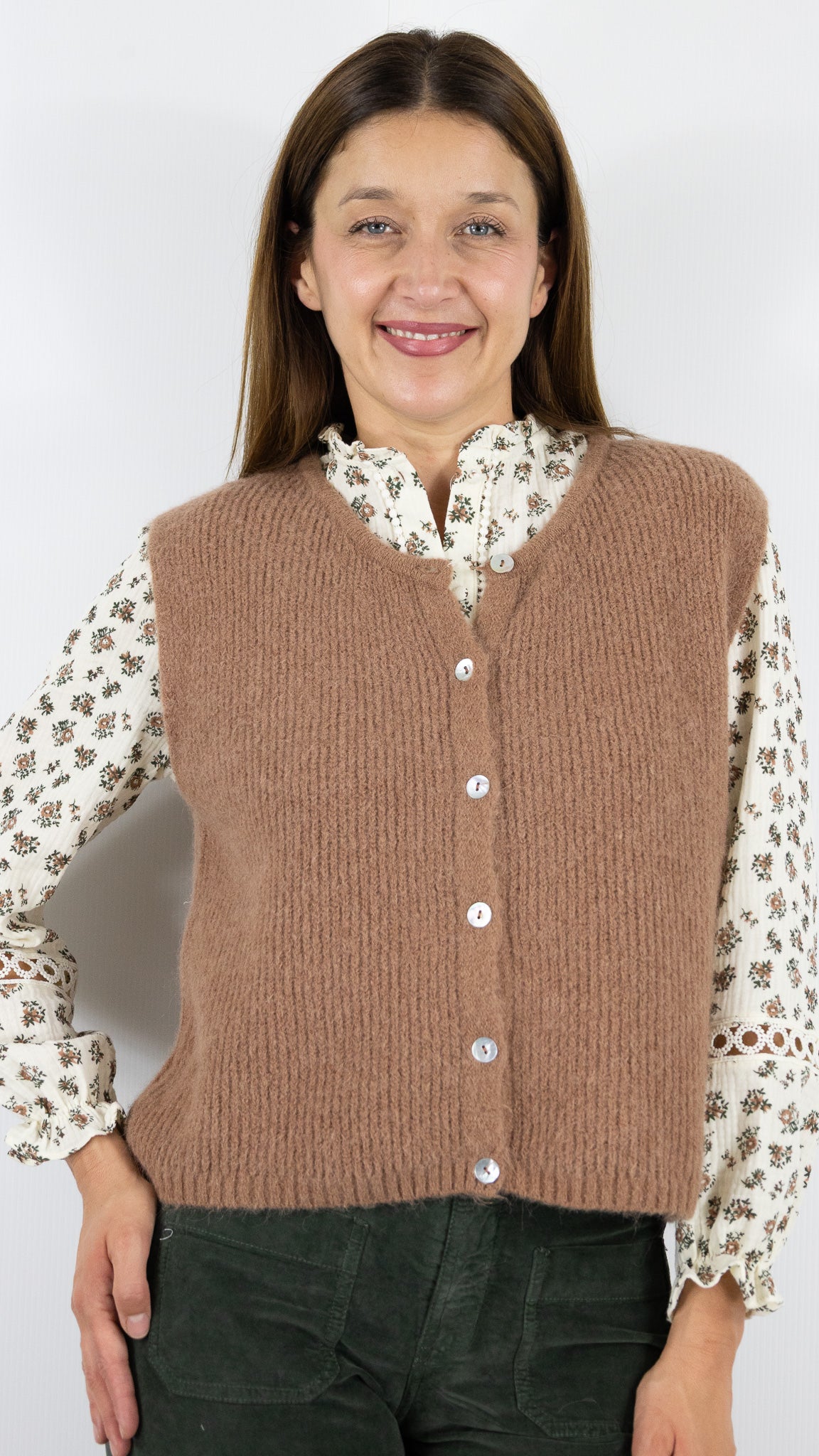 GILET COL V SANS MANCHES EN ALPAGA ANDROMEDE 24699#COLOR_CAMEL