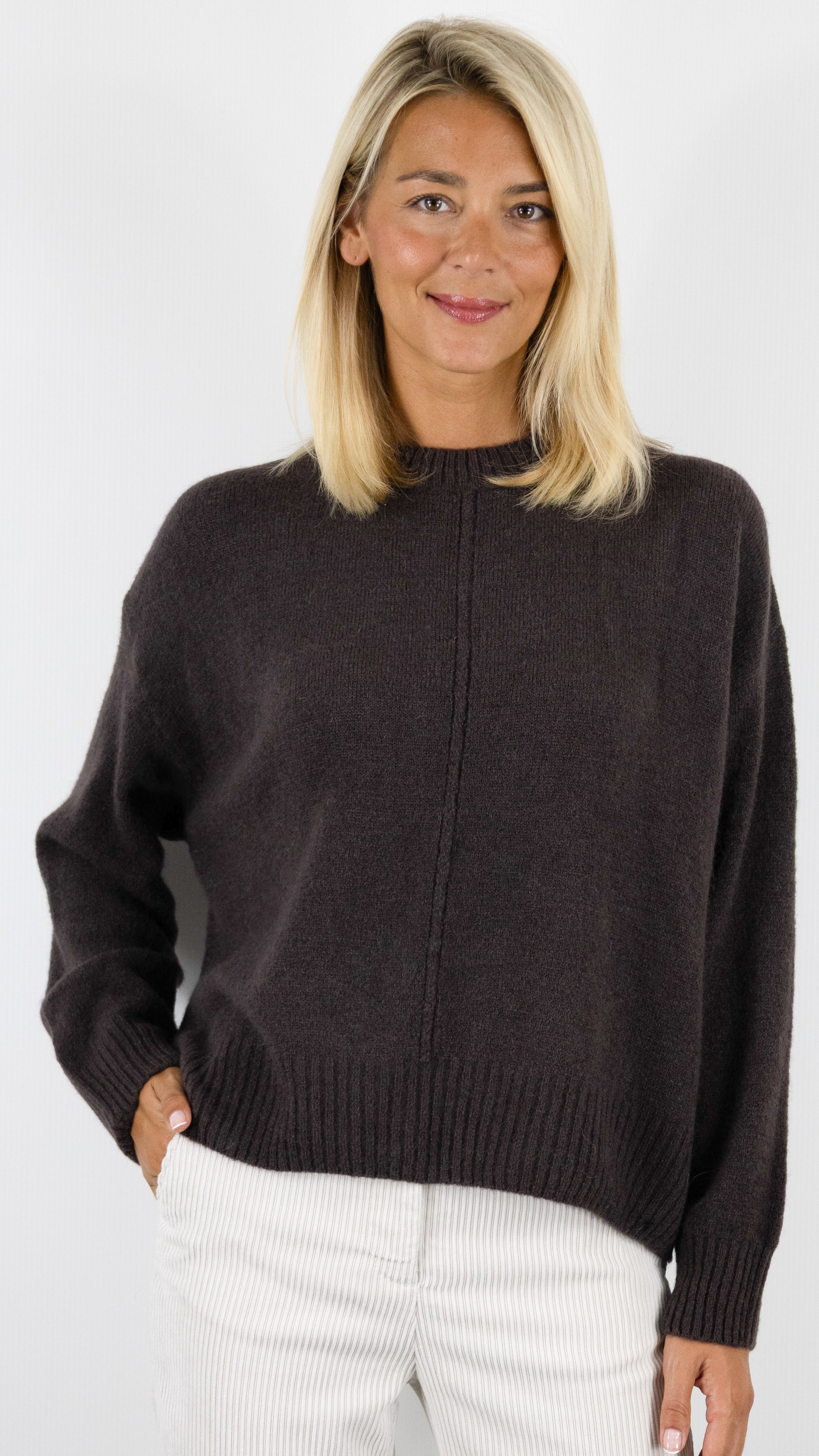 PULL COL ROND AMPLE EN ALPAGA POUR FEMME STUDIO PARISIEN 25570#COLOR_DARK CHOCO