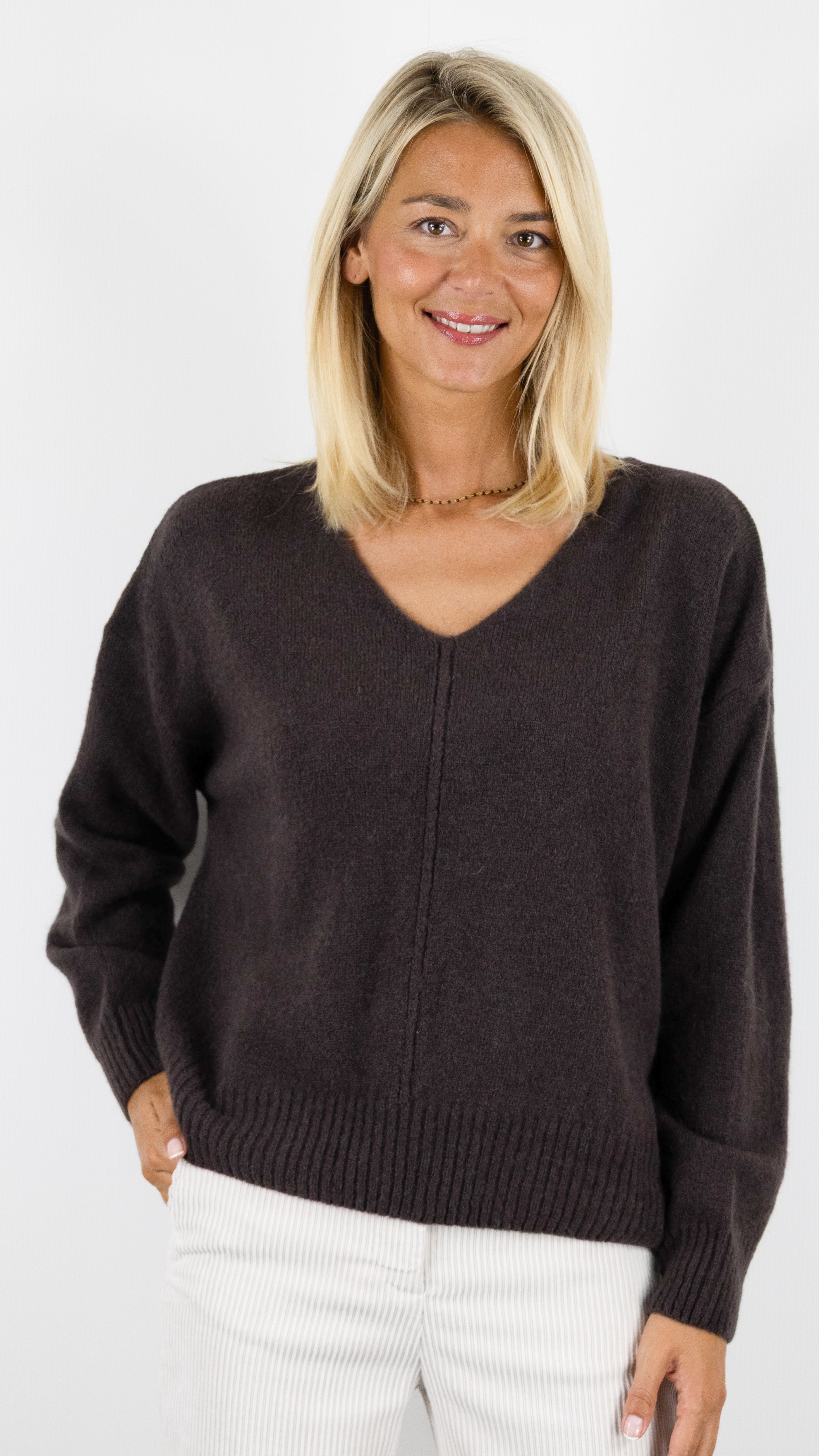 PULL AMPLE COL V EN ALPAGA STUDIO PARISIEN 26591#COLOR_DARK CHOCO