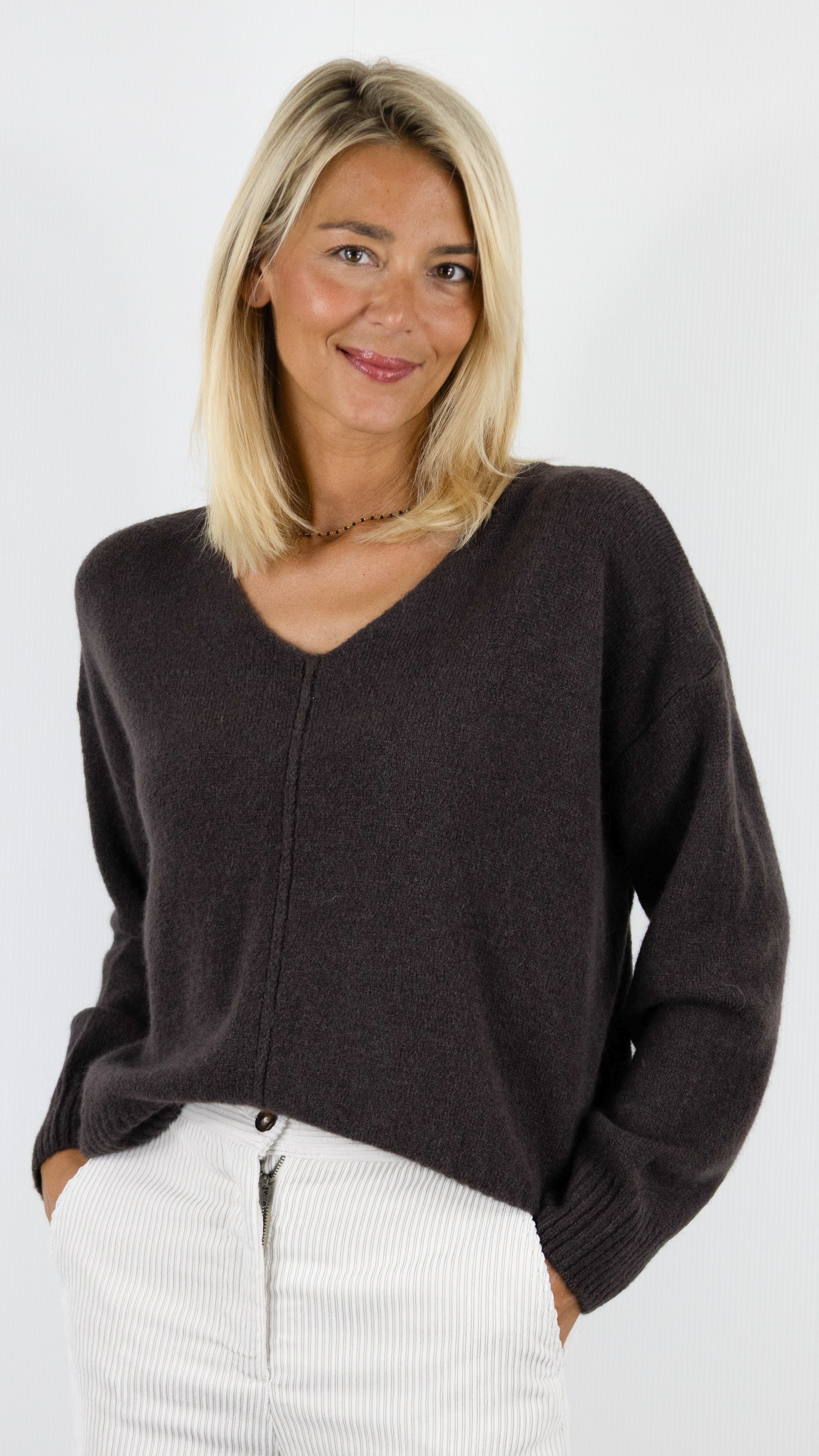 PULL AMPLE COL V EN ALPAGA STUDIO PARISIEN 26591#COLOR_DARK CHOCO