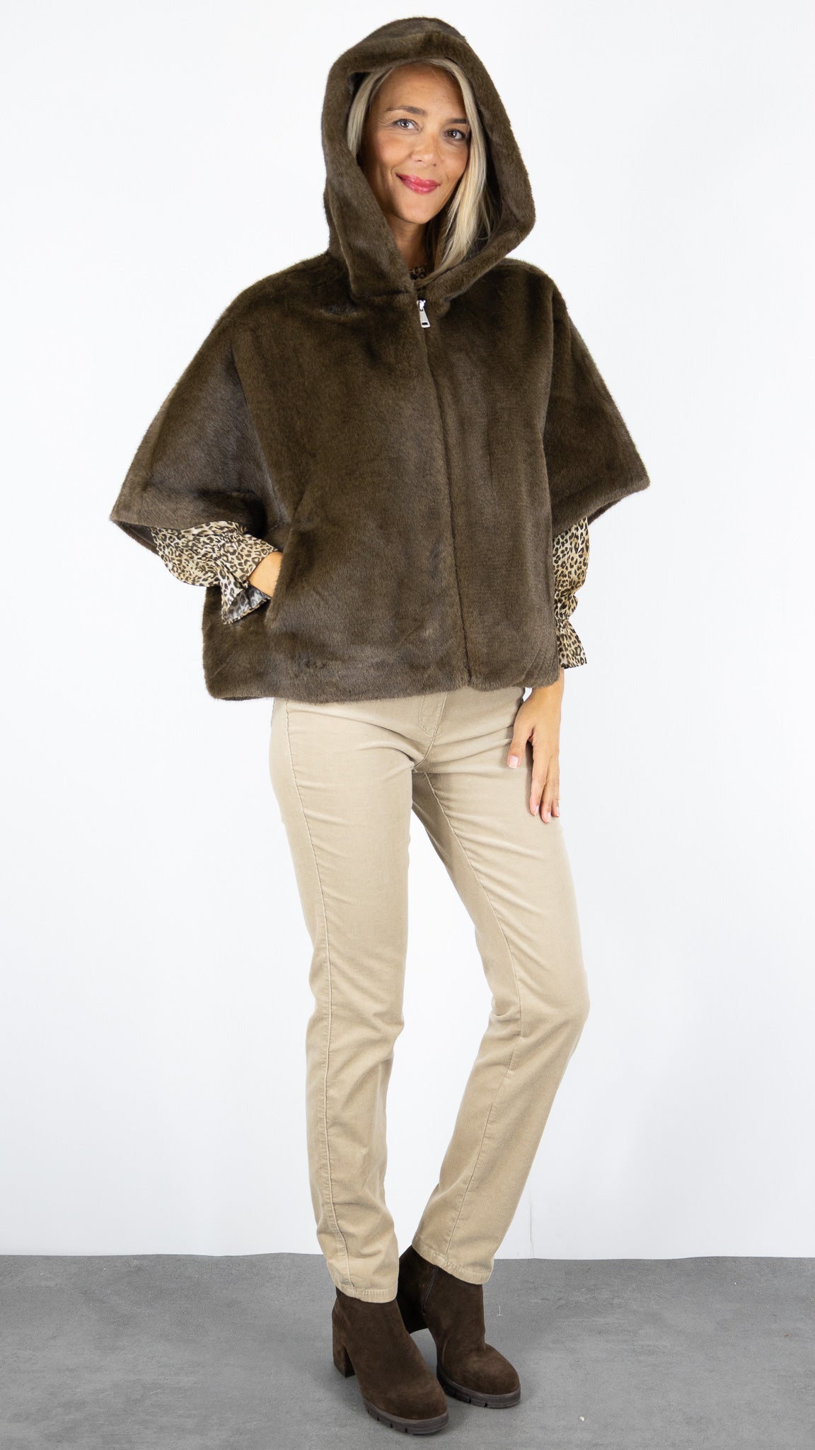 VESTE A CAPUCHE MANCHESC OURTE EN FAUSSE FOURRURE POUR FEMME VOUS 280711#COLOR_MARRON