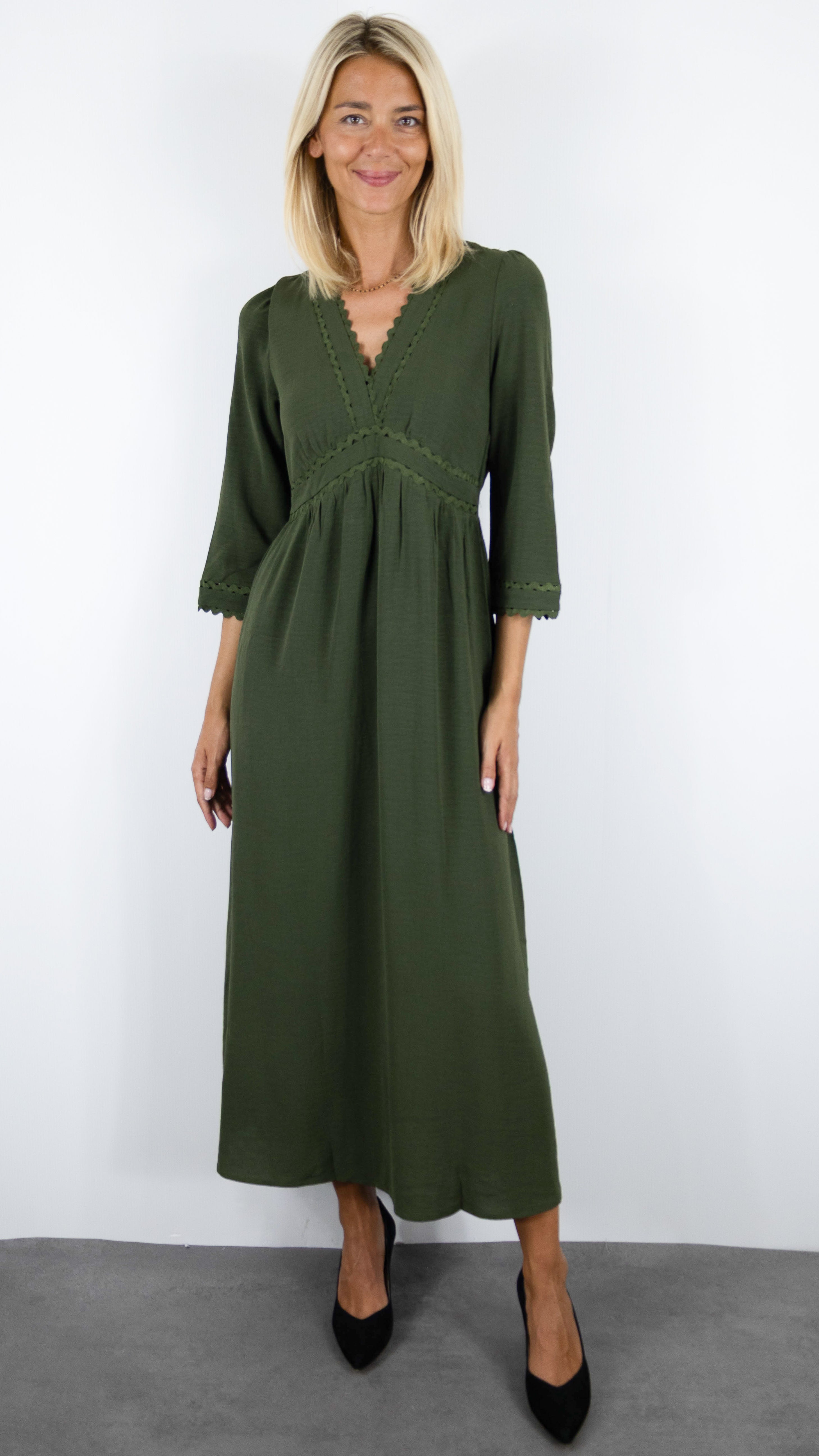 ROBE LONGUE COL V GARNI MAJOLICA 29449#COLOR_KAKI