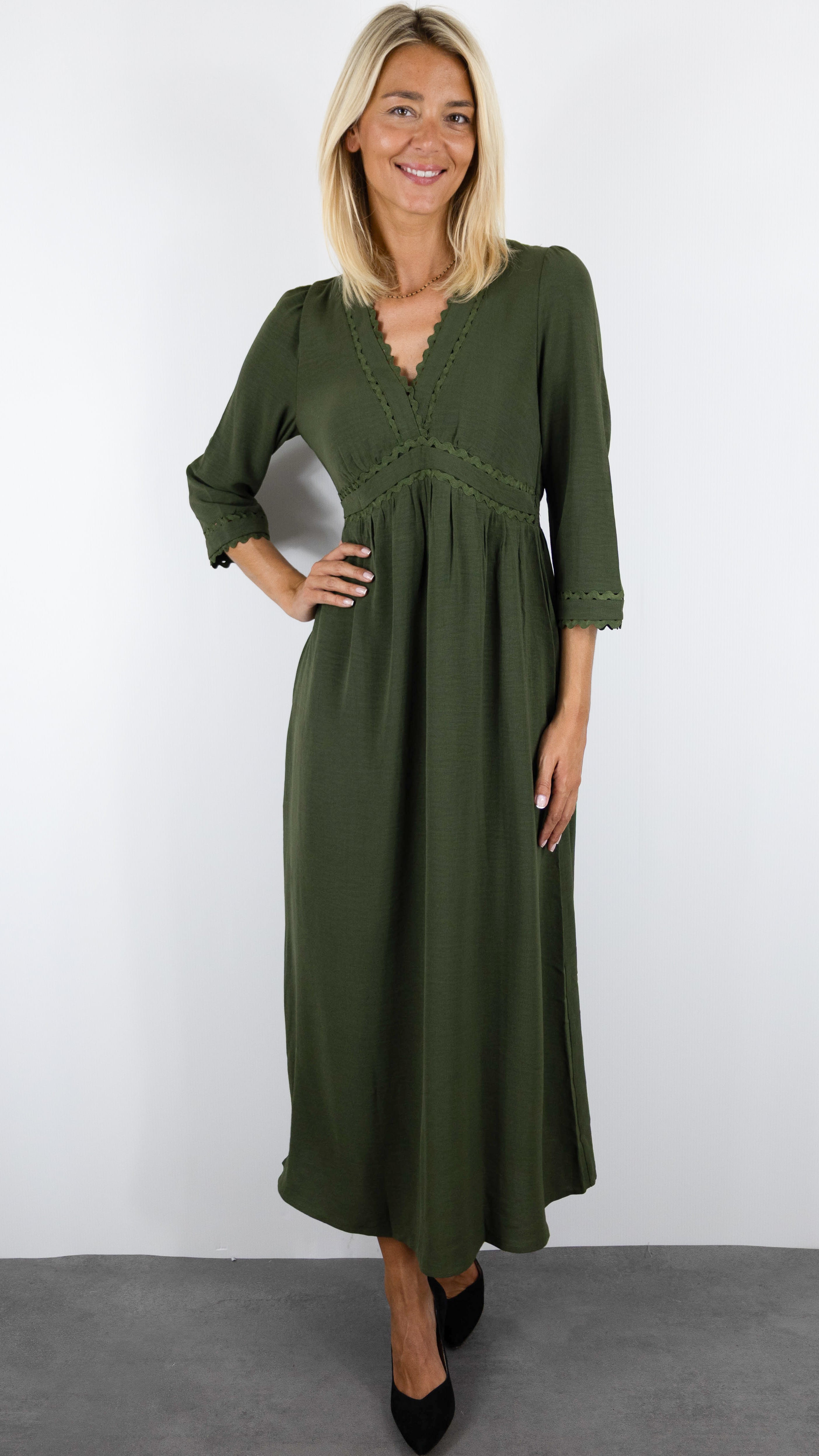 ROBE LONGUE COL V GARNI MAJOLICA 29449#COLOR_KAKI
