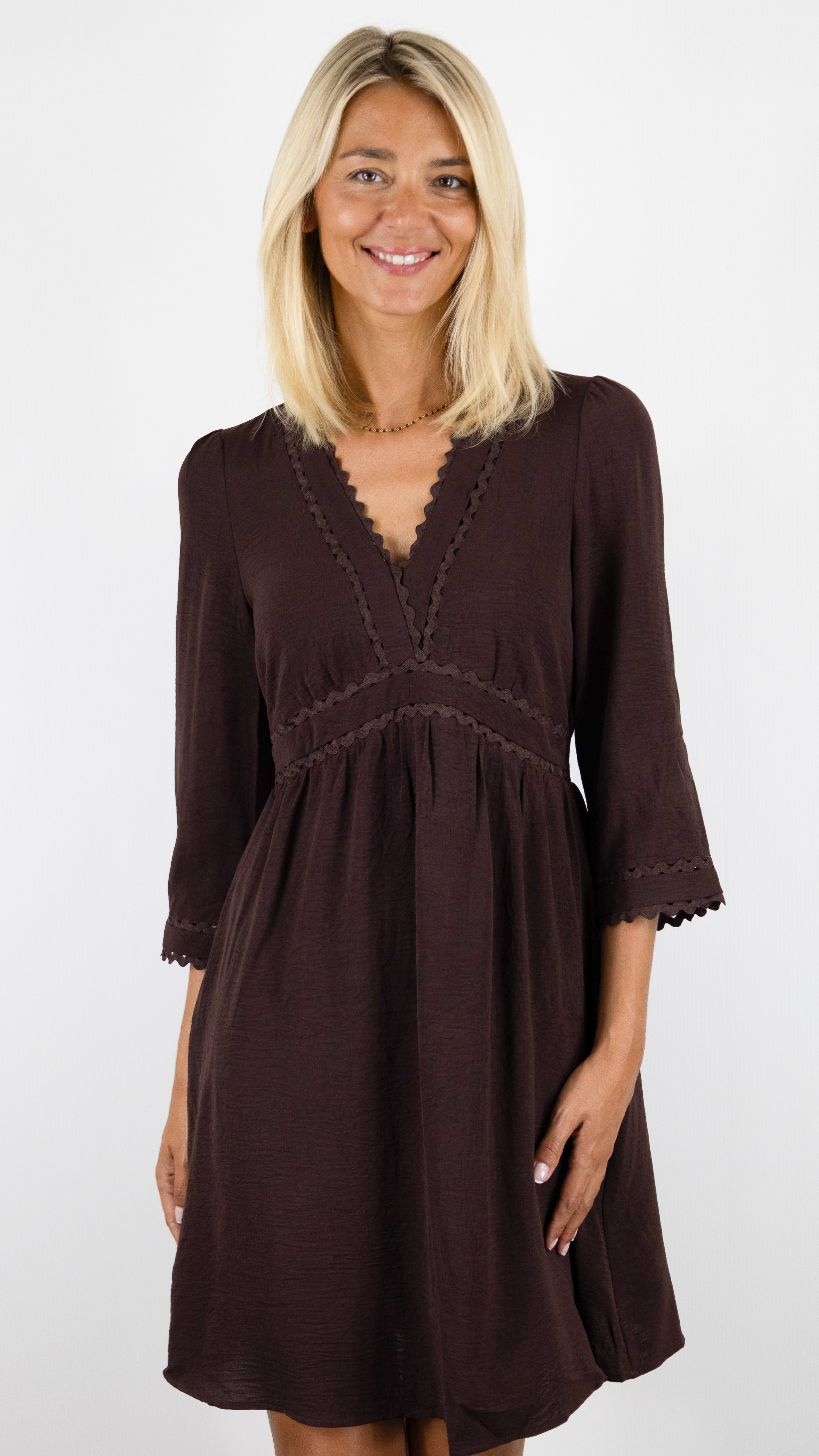 ROBE COURTE COL V ET POIGNETS GARNI POUR FEMME MAJOLICA 29450#COLOR_CHOCO
