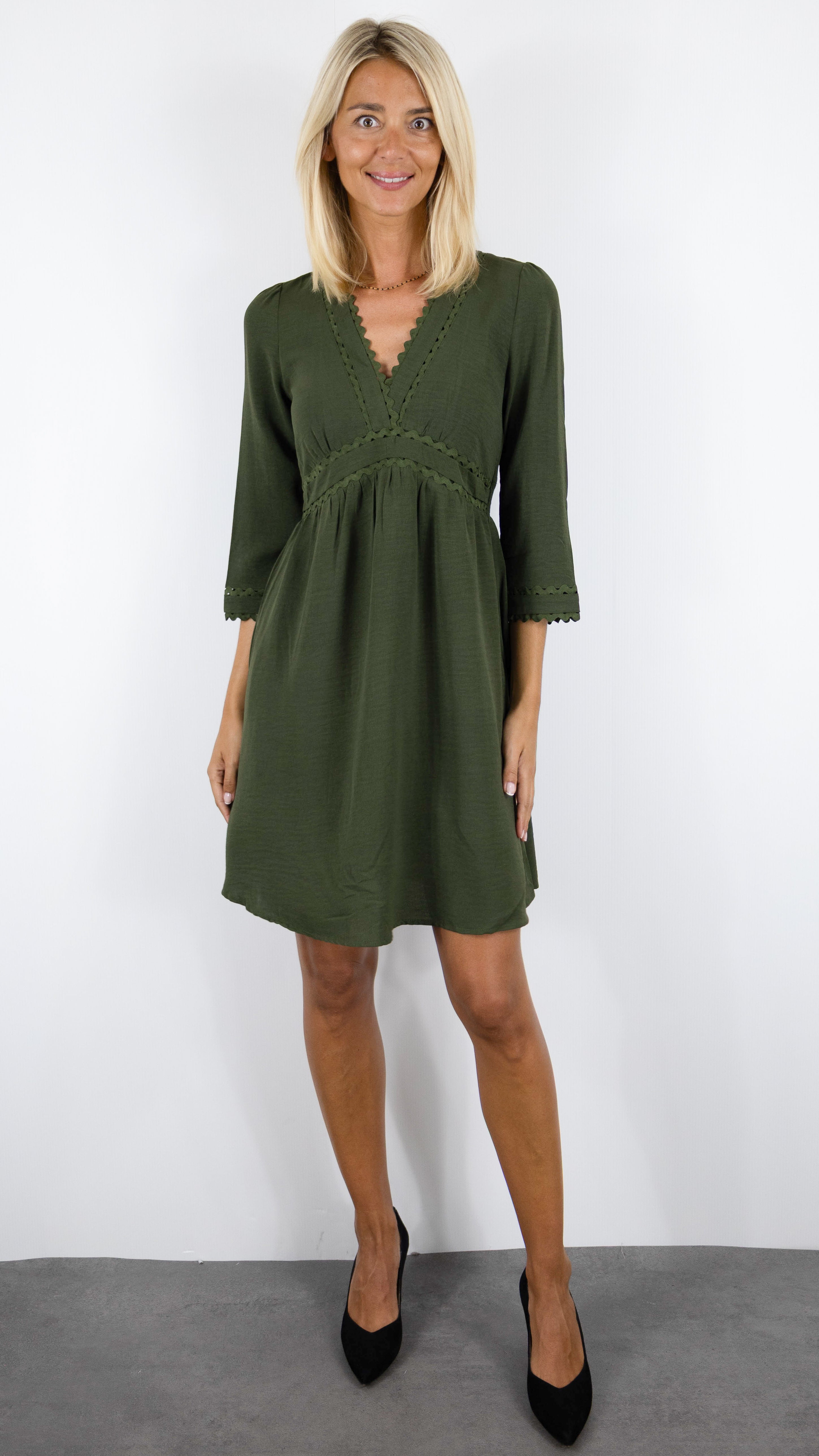 ROBE COURTE COL V ET POIGNETS GARNI POUR FEMME MAJOLICA 29450#COLOR_KAKI