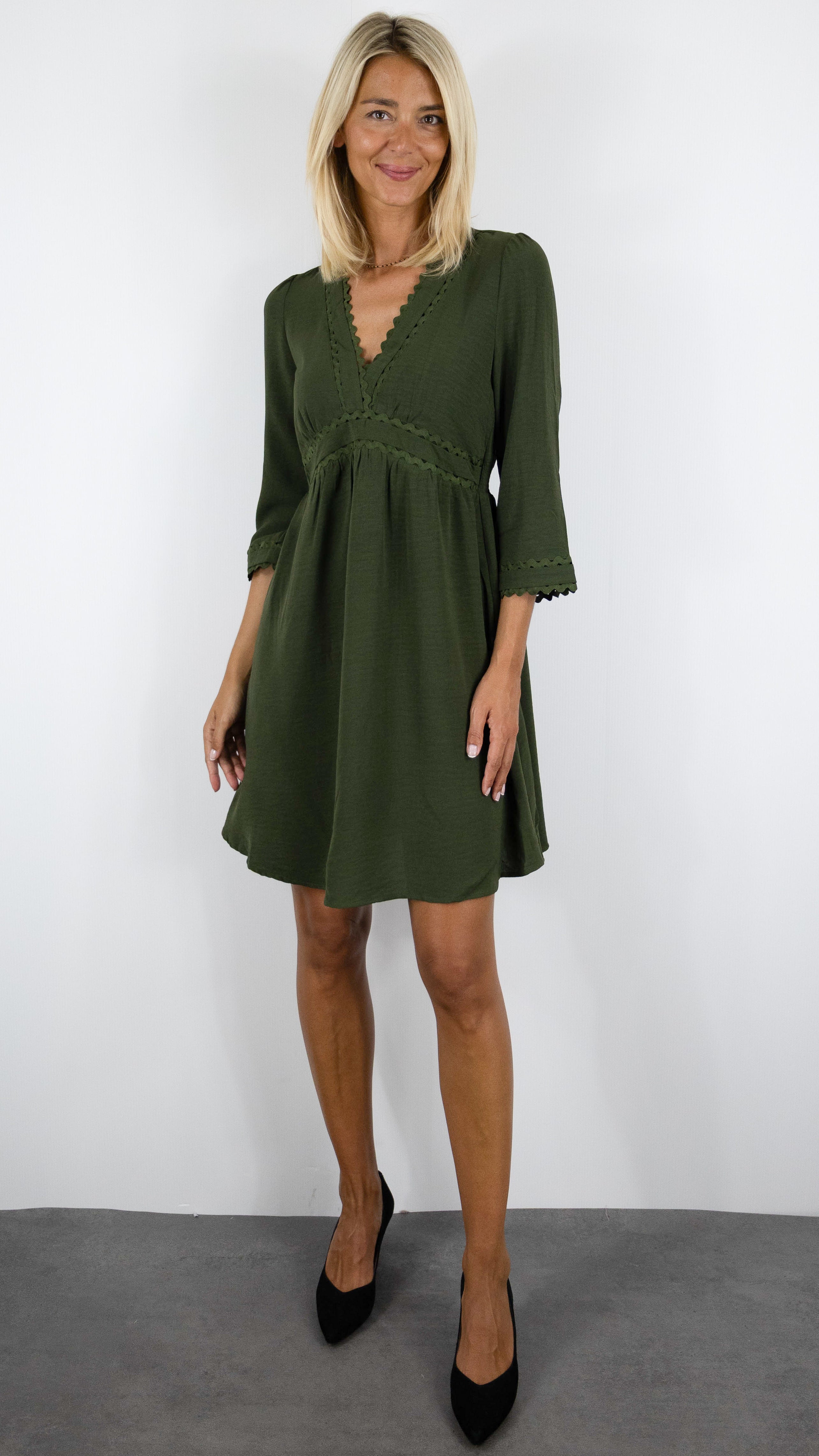 ROBE COURTE COL V ET POIGNETS GARNI POUR FEMME MAJOLICA 29450#COLOR_KAKI