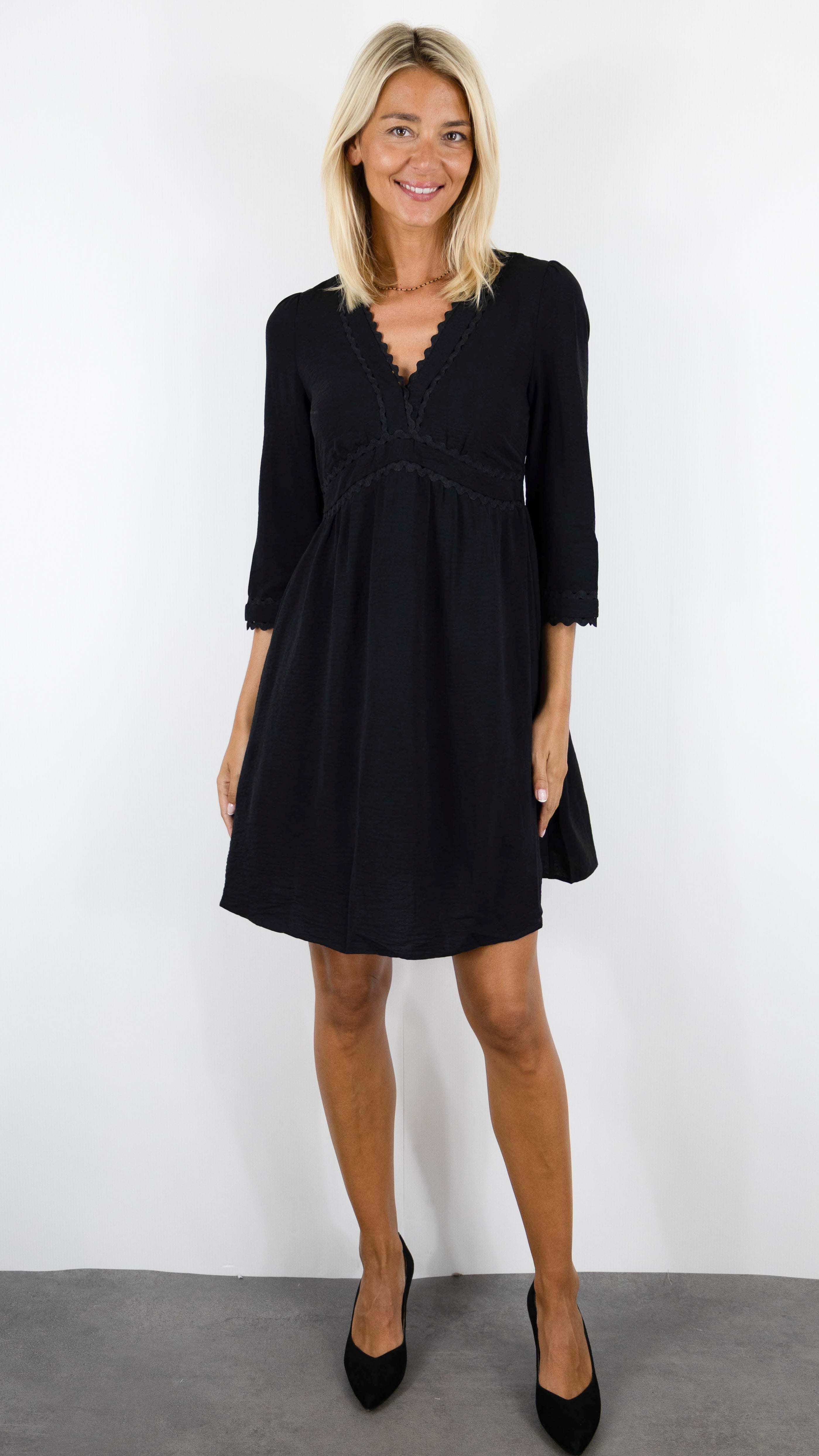 ROBE COURTE COL V ET POIGNETS GARNI POUR FEMME MAJOLICA 29450#COLOR_NOIR
