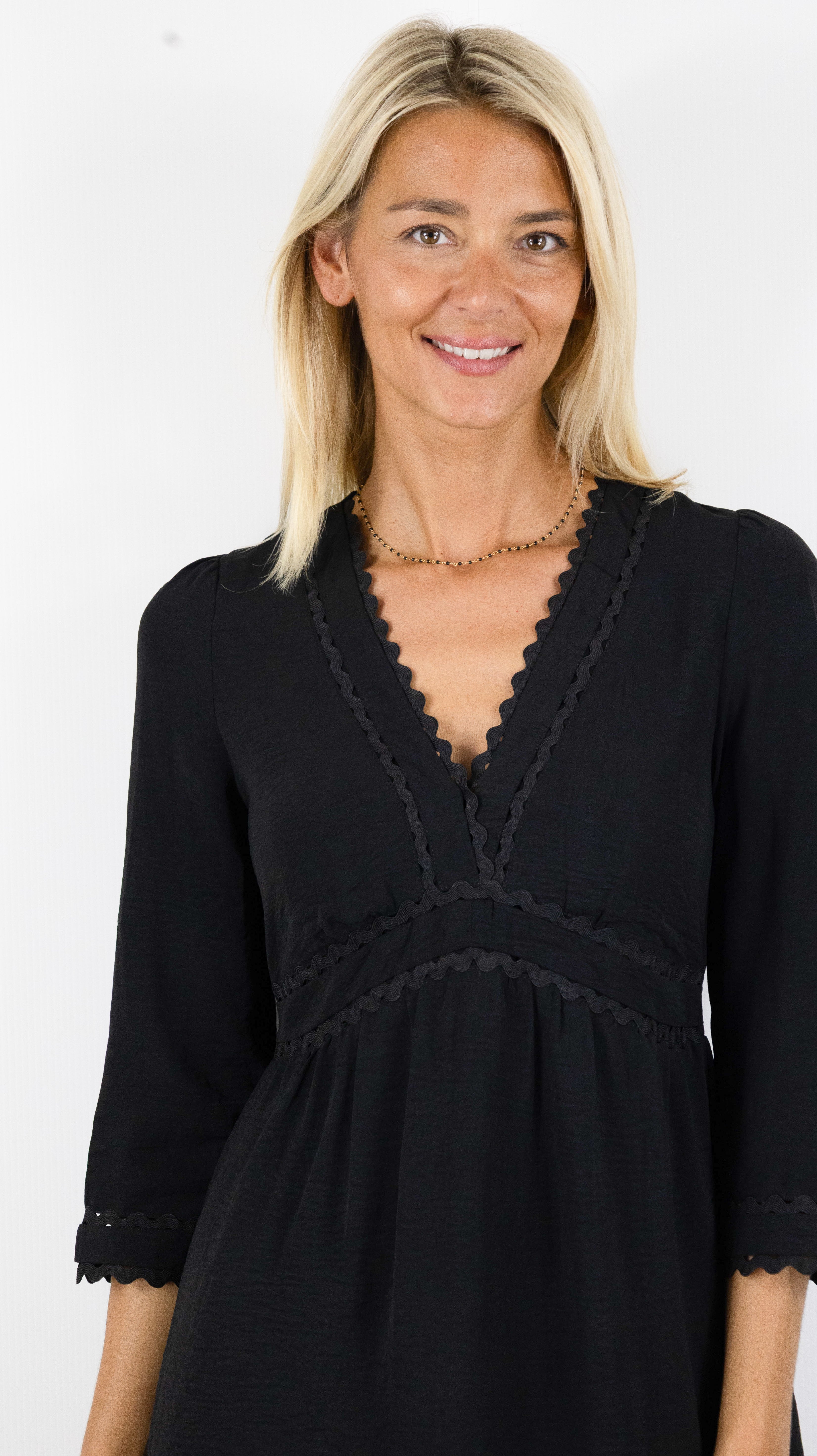 ROBE COURTE COL V ET POIGNETS GARNI POUR FEMME MAJOLICA 29450#COLOR_NOIR
