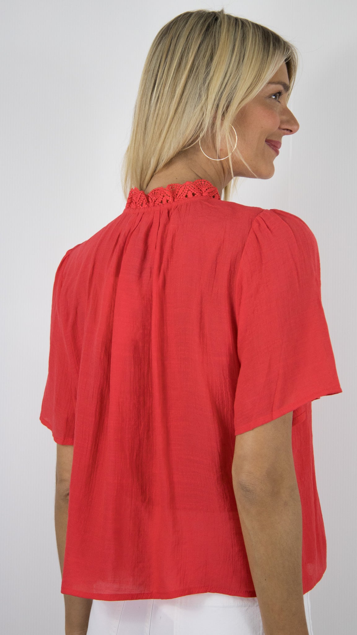 TOP FLUIDE MANCHES COURTES AVEC COL MONTANT DN DENTELLE IVOIRE YCOO 30382#COLOR_CORAIL