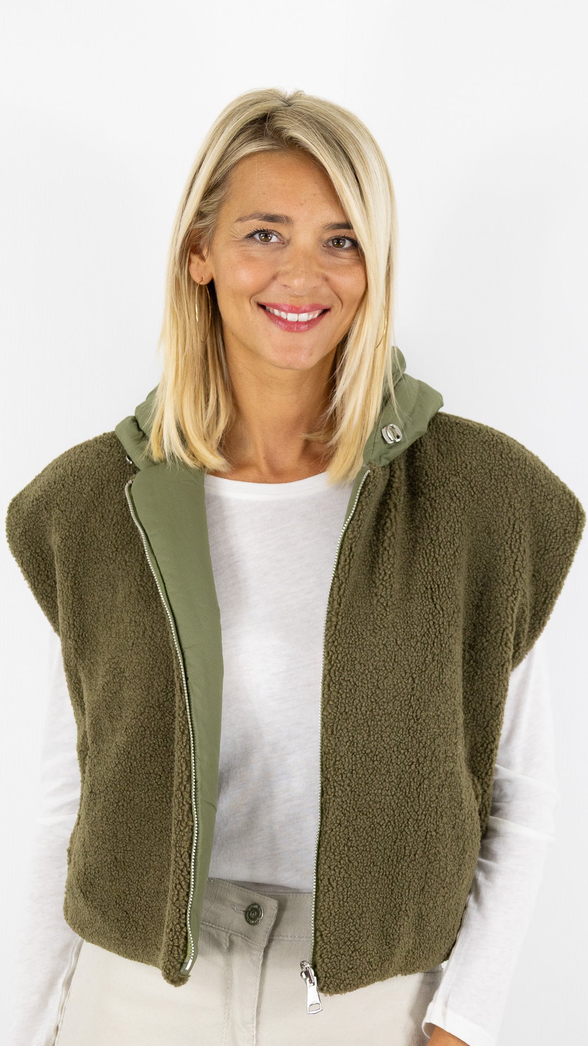 GILET COURT SANS MANCHES A CAPUCHE REVERSIBLE VIMODA 40915#COLOR_KAKI