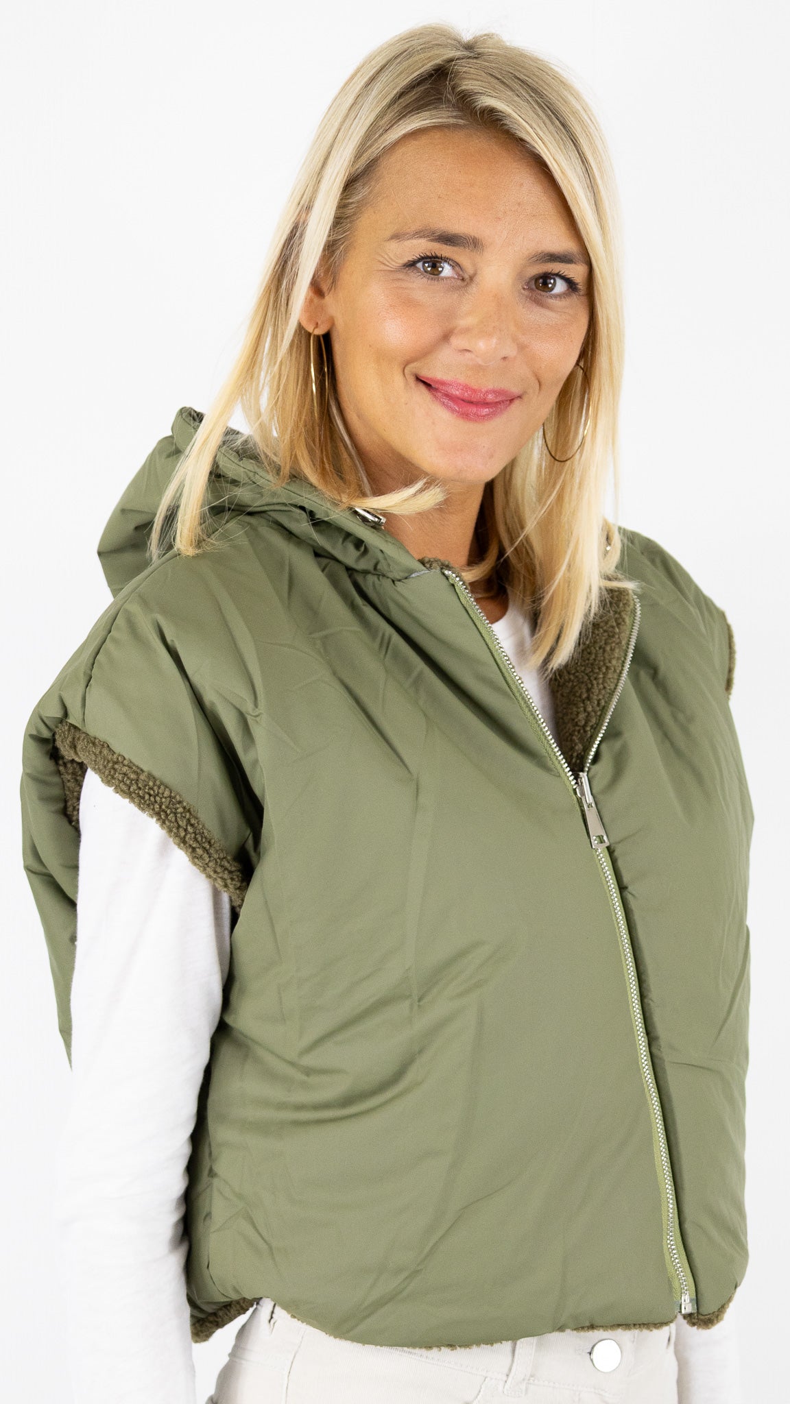 GILET COURT SANS MANCHES A CAPUCHE REVERSIBLE VIMODA 40915#COLOR_KAKI