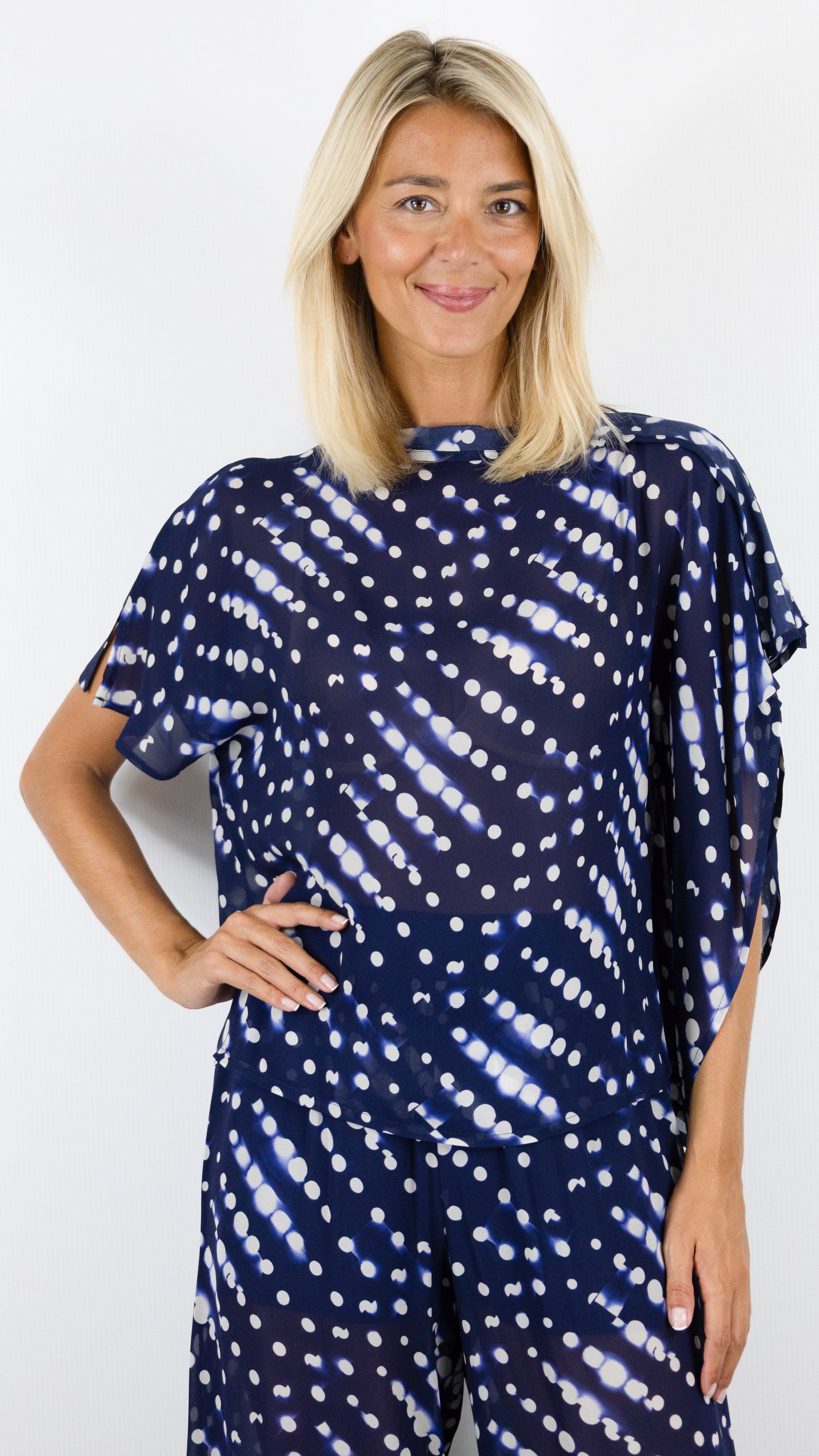 BLOUSE FLUIDE IMPRIMEE SOUPLE MANCHES COURTES MARINE BLANC POUR FEMME CAROLINE BISS 4603
