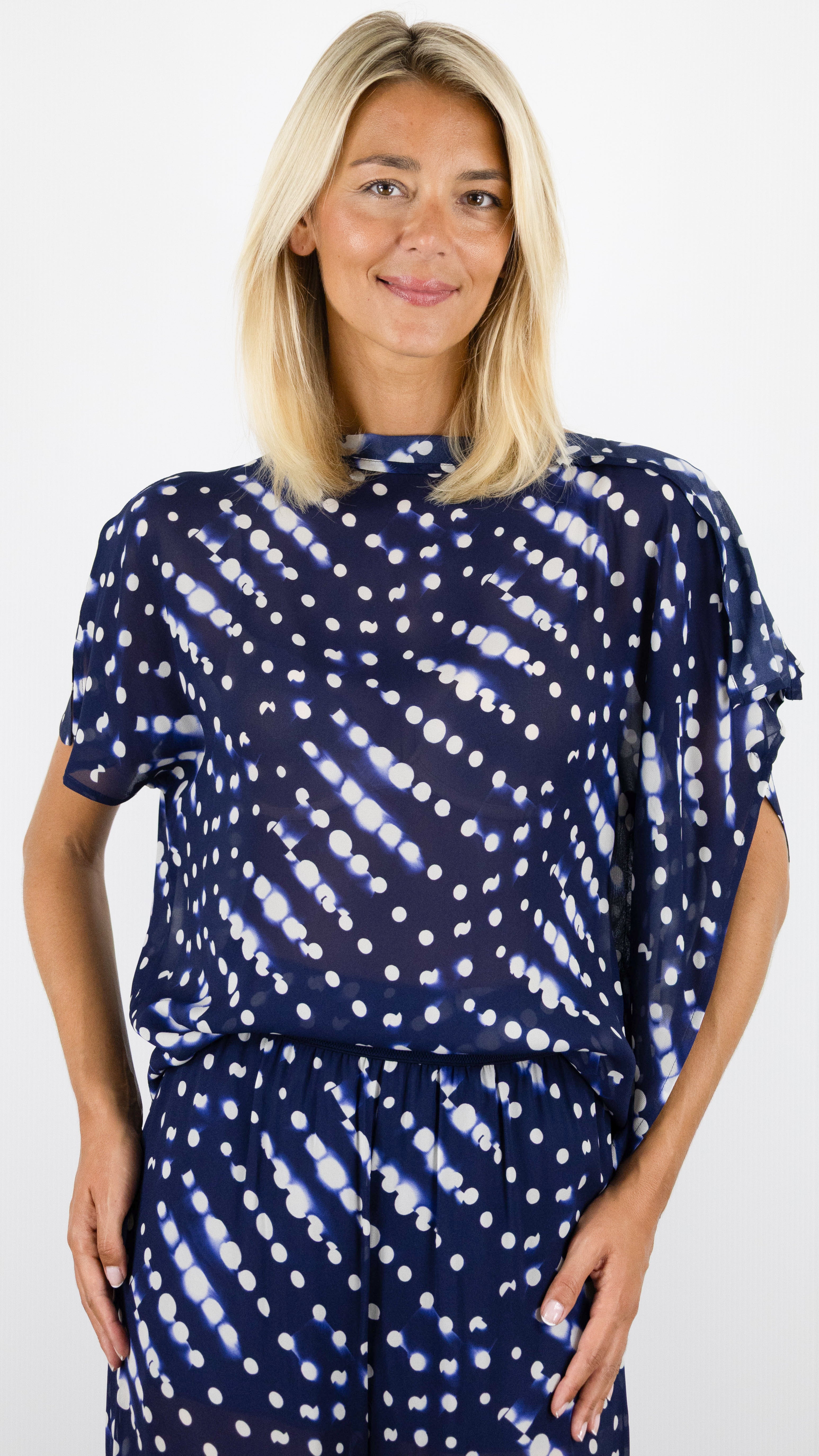 BLOUSE FLUIDE IMPRIMEE SOUPLE MANCHES COURTES MARINE BLANC POUR FEMME CAROLINE BISS 4603