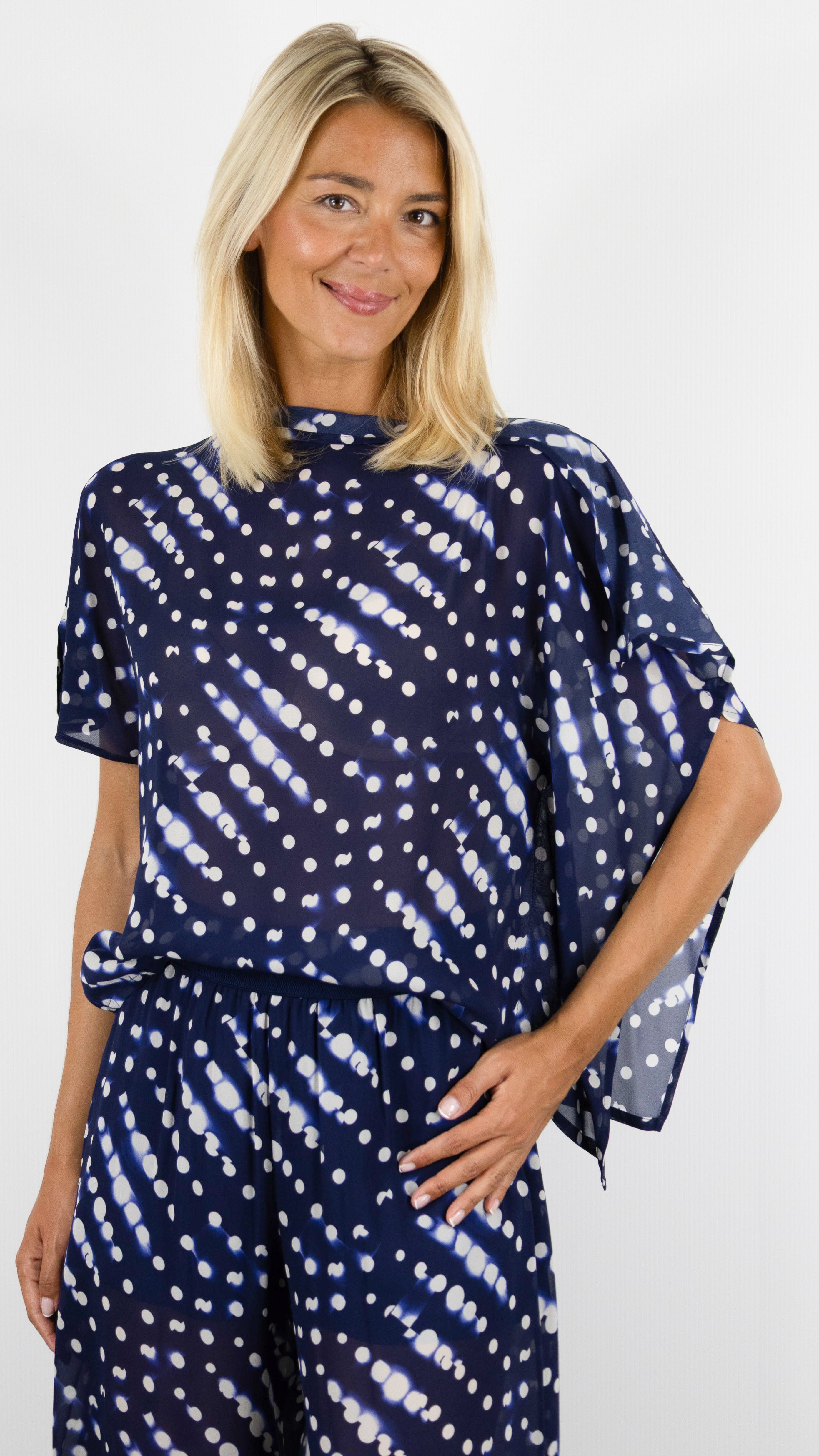 BLOUSE FLUIDE IMPRIMEE SOUPLE MANCHES COURTES MARINE BLANC POUR FEMME CAROLINE BISS 4603