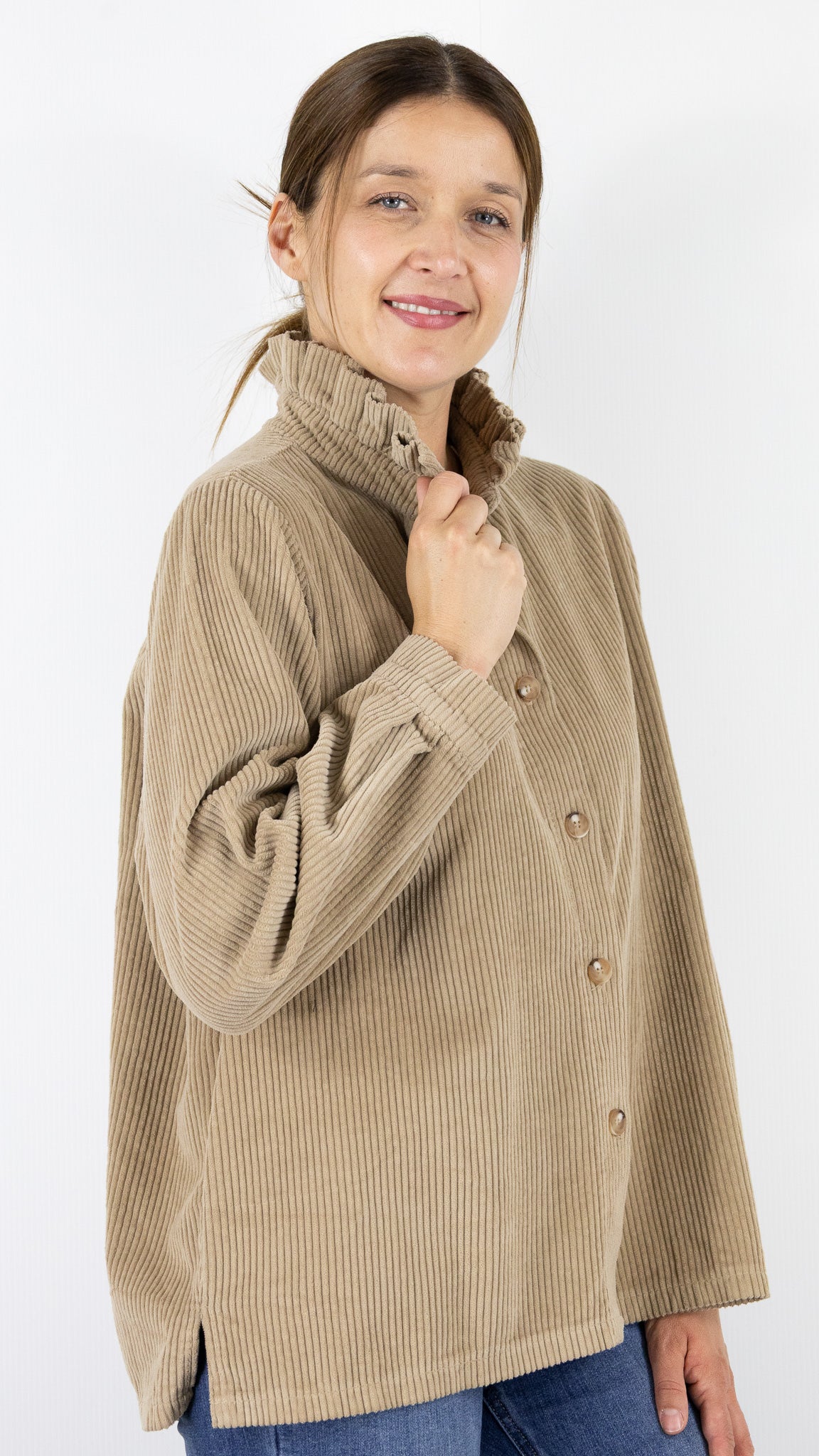 CHEMISE EN VELOURS COTELE CAMEL AVEC COL MONTANT VOLANTE LUK AP 5992