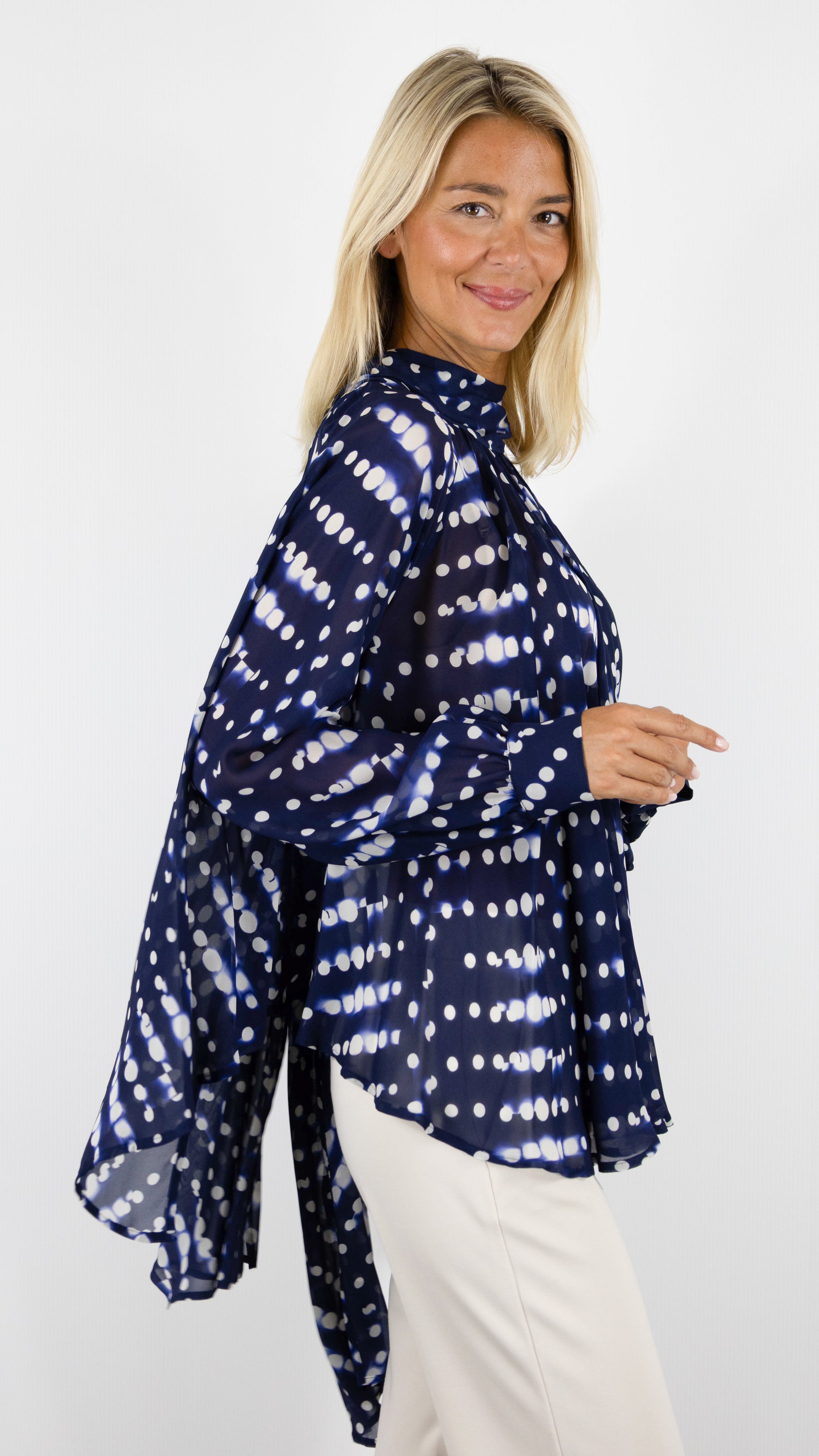 BLOUSE AMPLE FLUIDE VOLANTEE IMPRIME MARINE ECRU CAROLINE BISS 4608