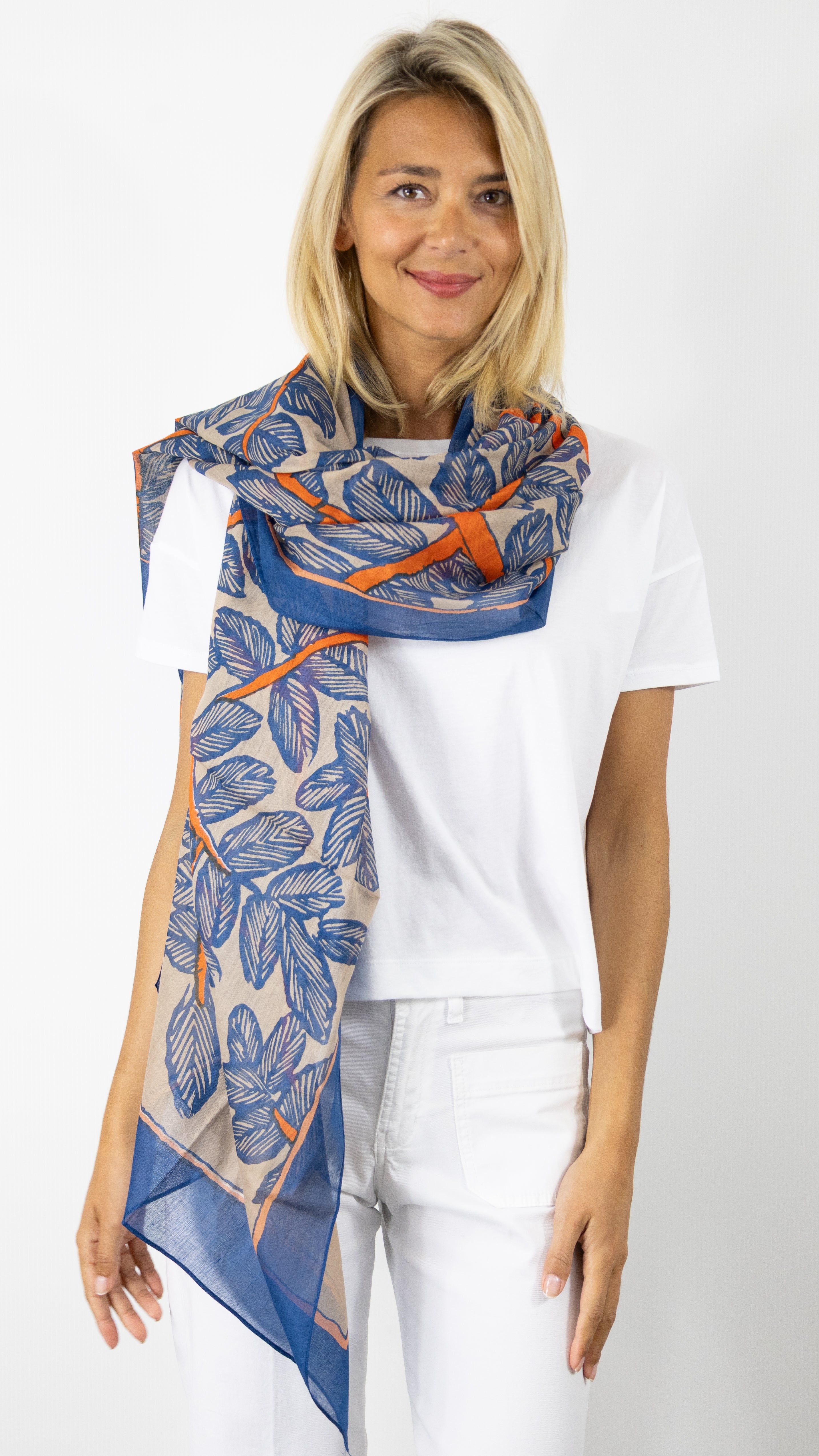 FOULARD EN COTON IMPRIME FEUILLAGE BLEU ET ORANGE ATOLL 63913