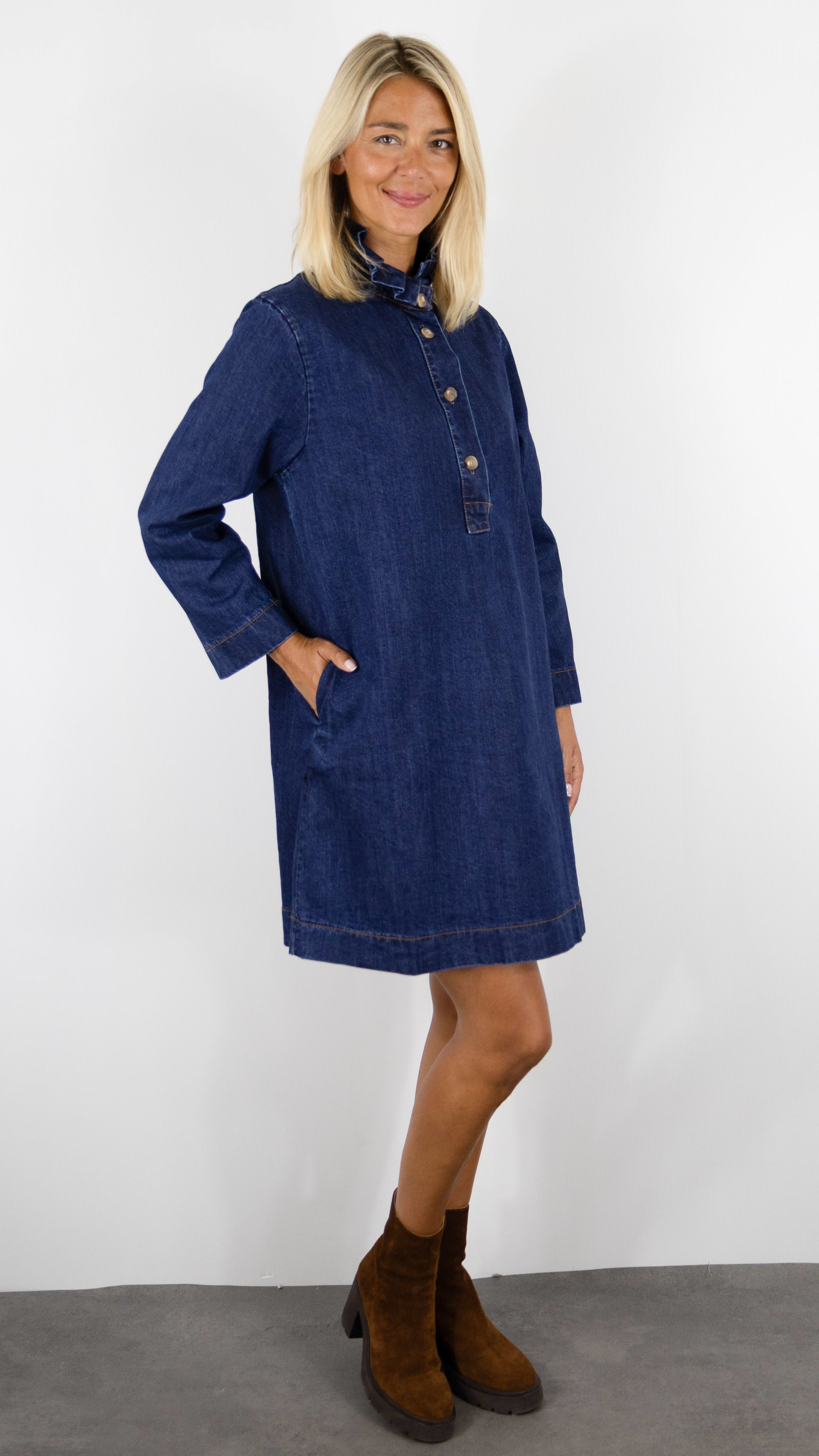 ROBE EN JEANS AVEC COL MONTANT VOLANTE POUR FEMME LUKAP 80697 