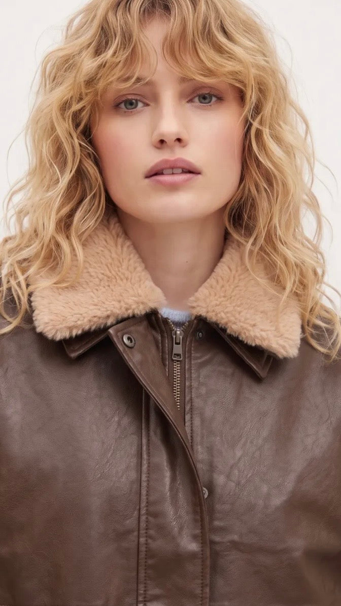 BLOUSON AVIATEUR POUR FEMME EN FAUX CUIR MARRON SWEEWE 81904