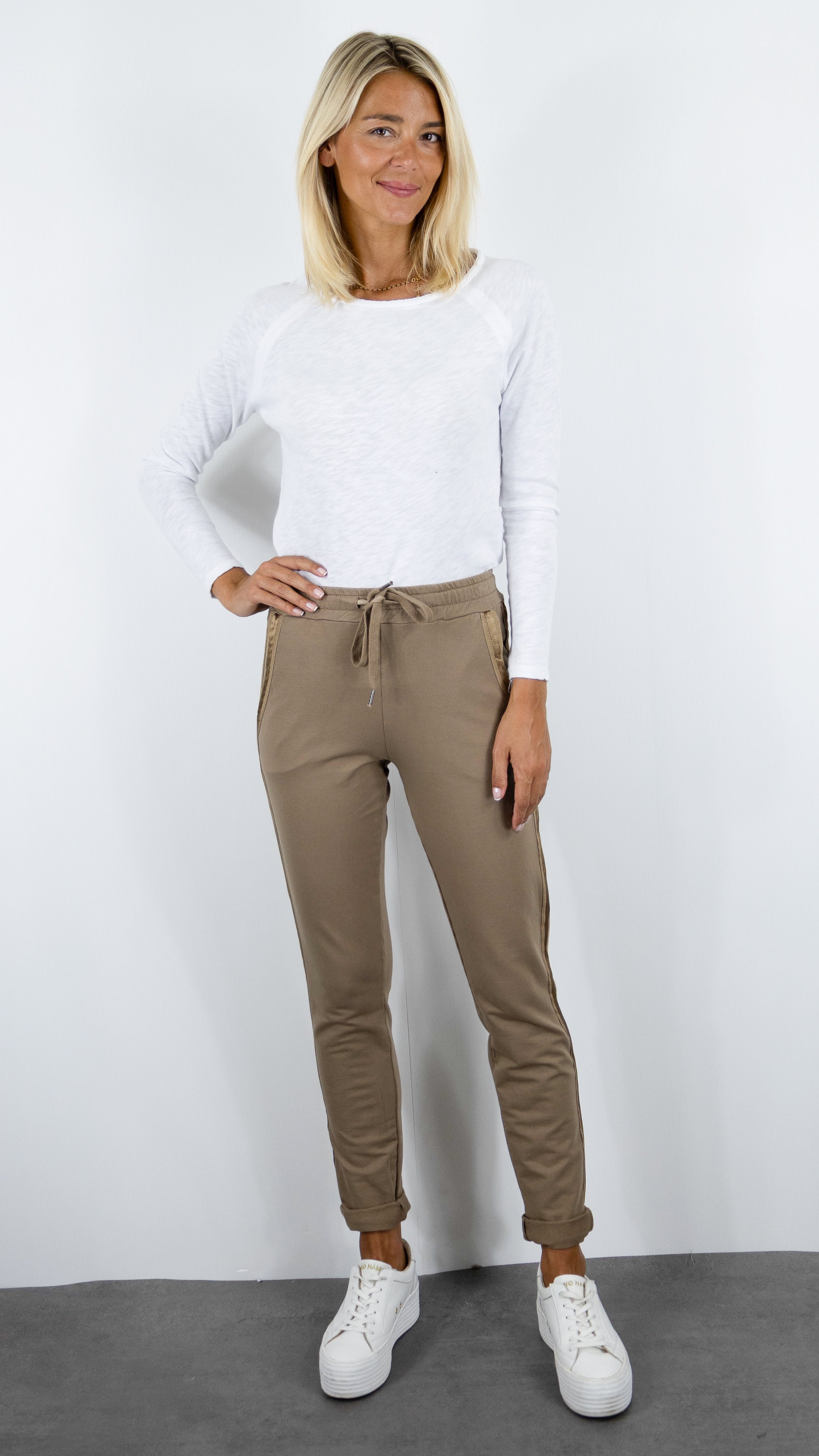 JOGGING TAILLE ELASTIQUES AVCE BANDES SATINEES POUR FEMME STUDIO PARISIEN 822739#COLOR_MOKA